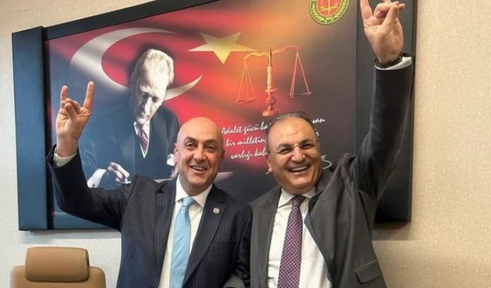Yaptığı bozkurt işareti gündem oldu Yaptığı bozkurt işareti gündem oldu