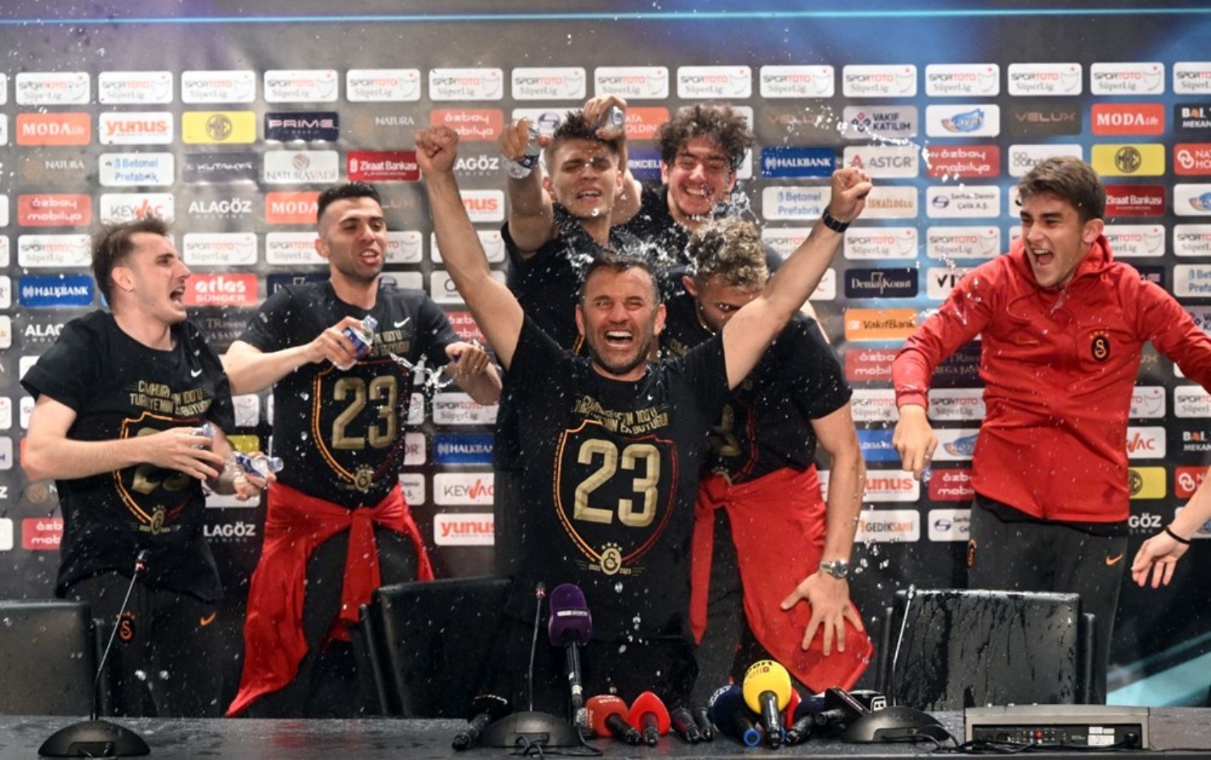 Galatasaray'ın şampiyonluk kutlamasında sahneye çıkacak sanatçılar belli oldu!
