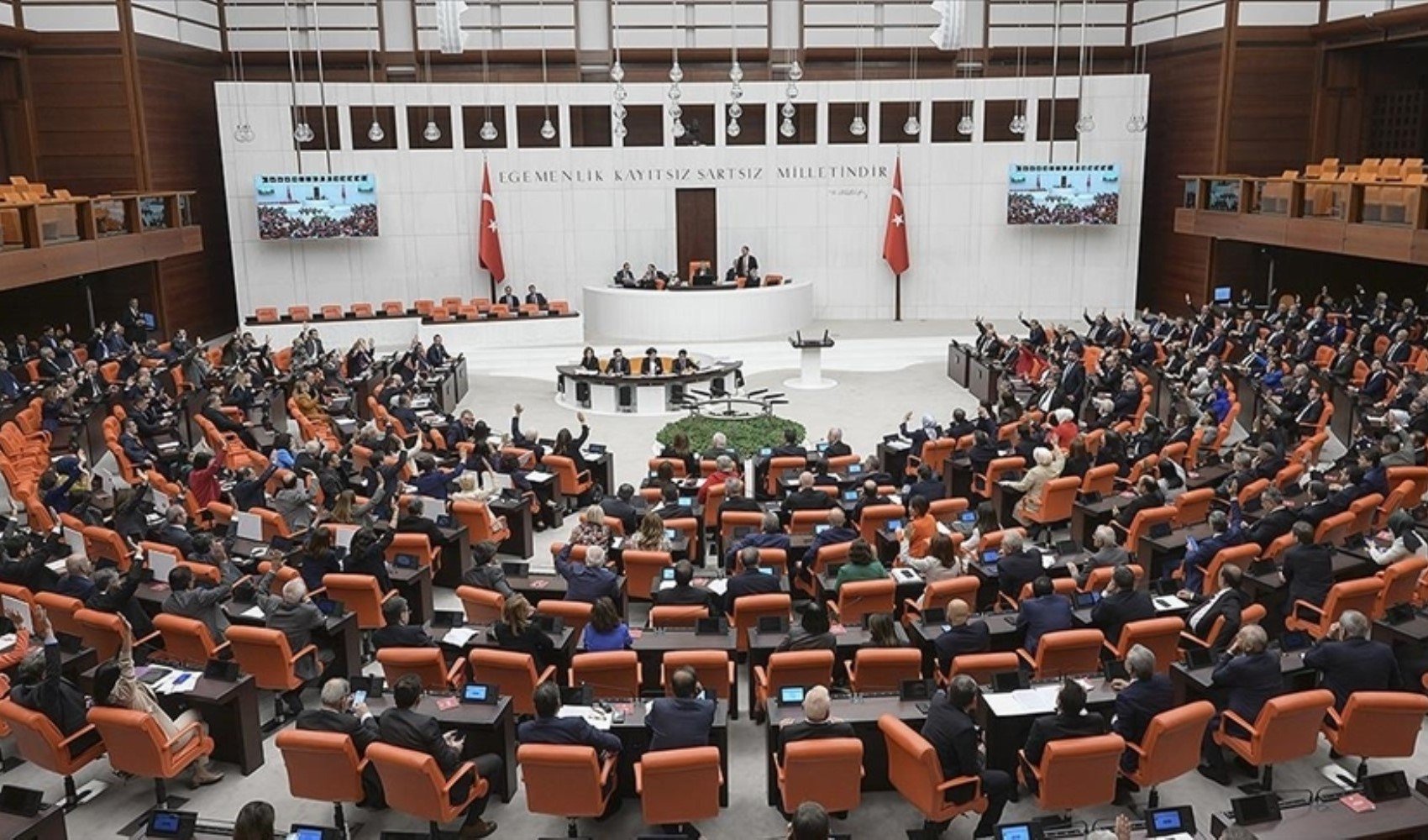 TBMM’de onaylandı: Kamuya personel alımı ve TRT'ye ilişkin kritik yasa geçti! Yaş şartı getirildi...