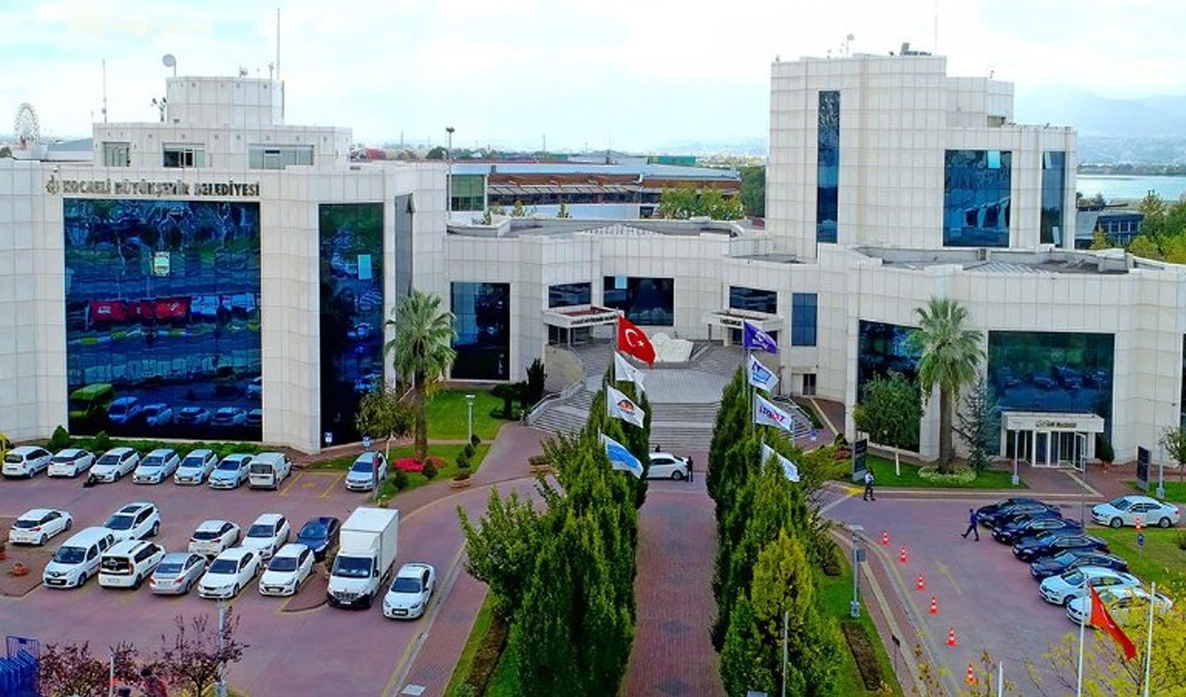 Türkiye'nin en borçlu AKP'li belediyesi asansöre milyonlar saçtı
