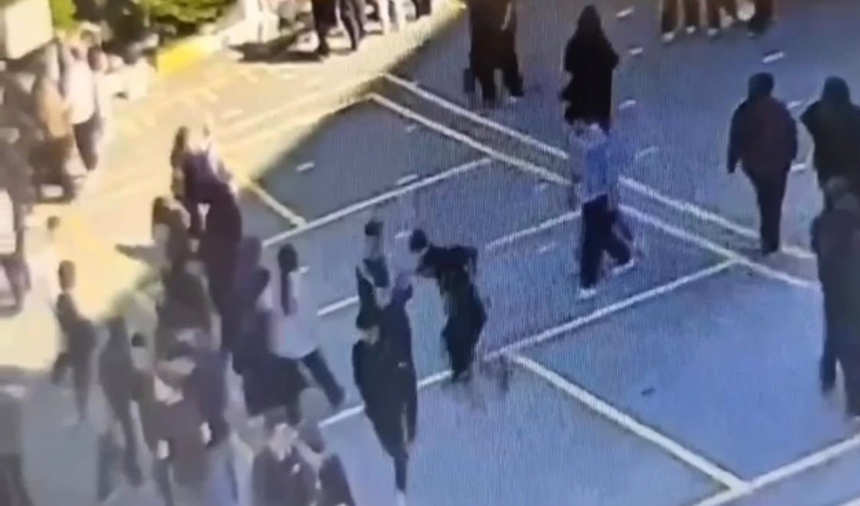 Lise öğrencisi okul bahçesinde arkadaşını bıçakladı Lise öğrencisi okul bahçesinde arkadaşını bıçakladı
