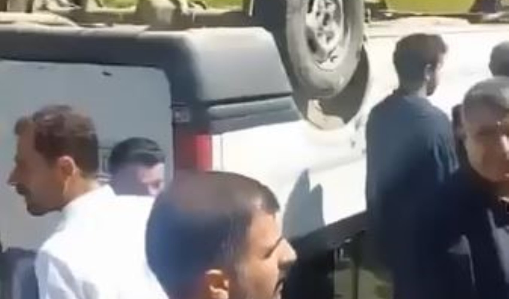 Hakkari'de öğrenci servisi devrildi! 13 öğrenci yaralandı