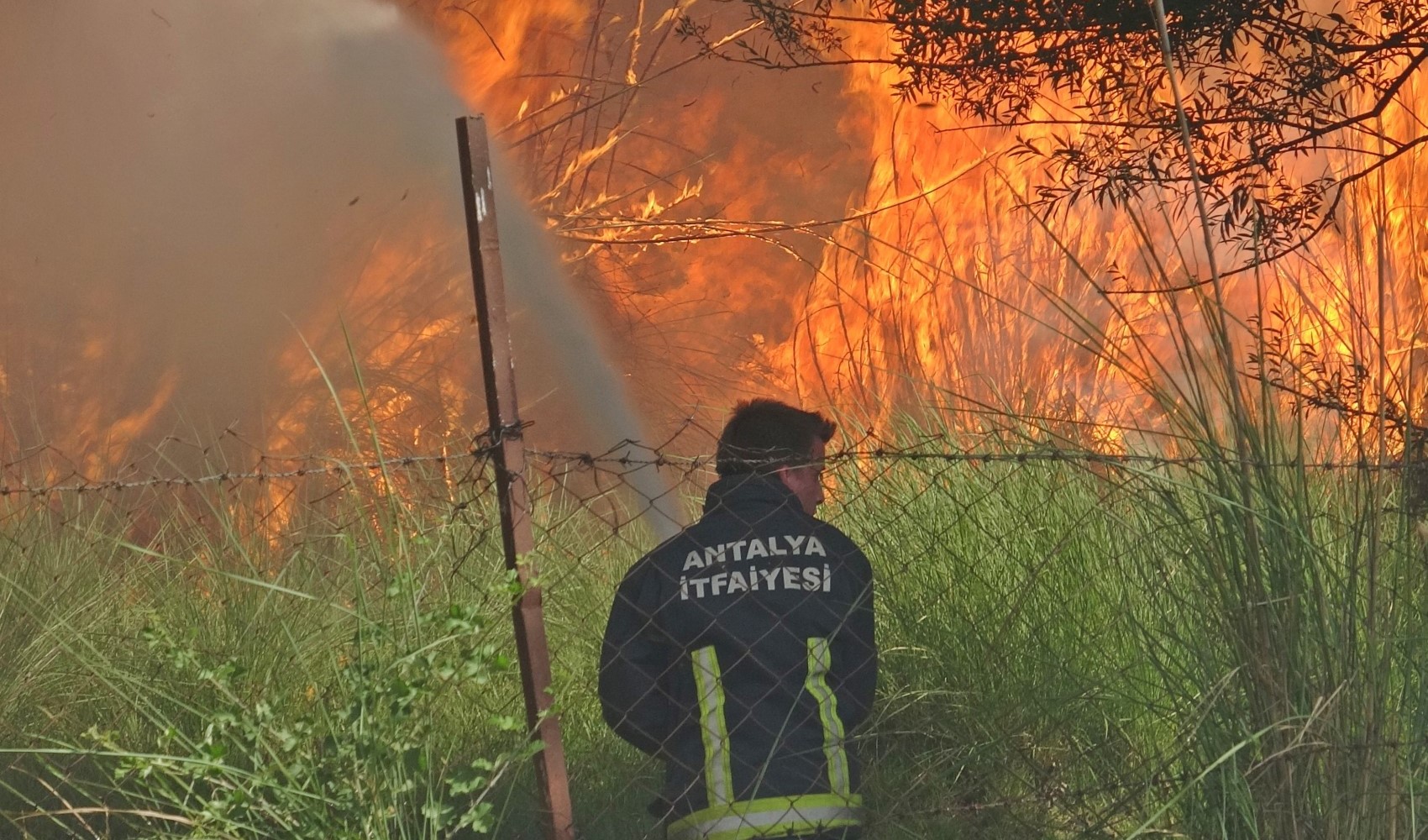 Antalya'da yangın paniği! Evler boşaltıldı Antalya'da yangın paniği! Evler boşaltıldı