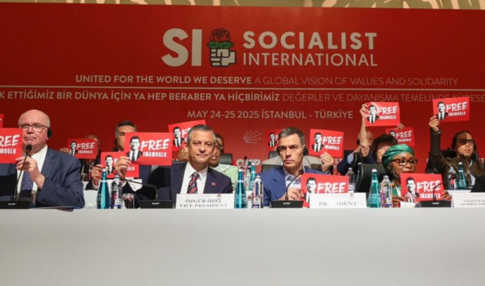 Açılımın etkisi mi? Herkes İmamoğlu pankartını kaldırırken DEM Partili 2 ismin kaldırmaması dikkat çekti