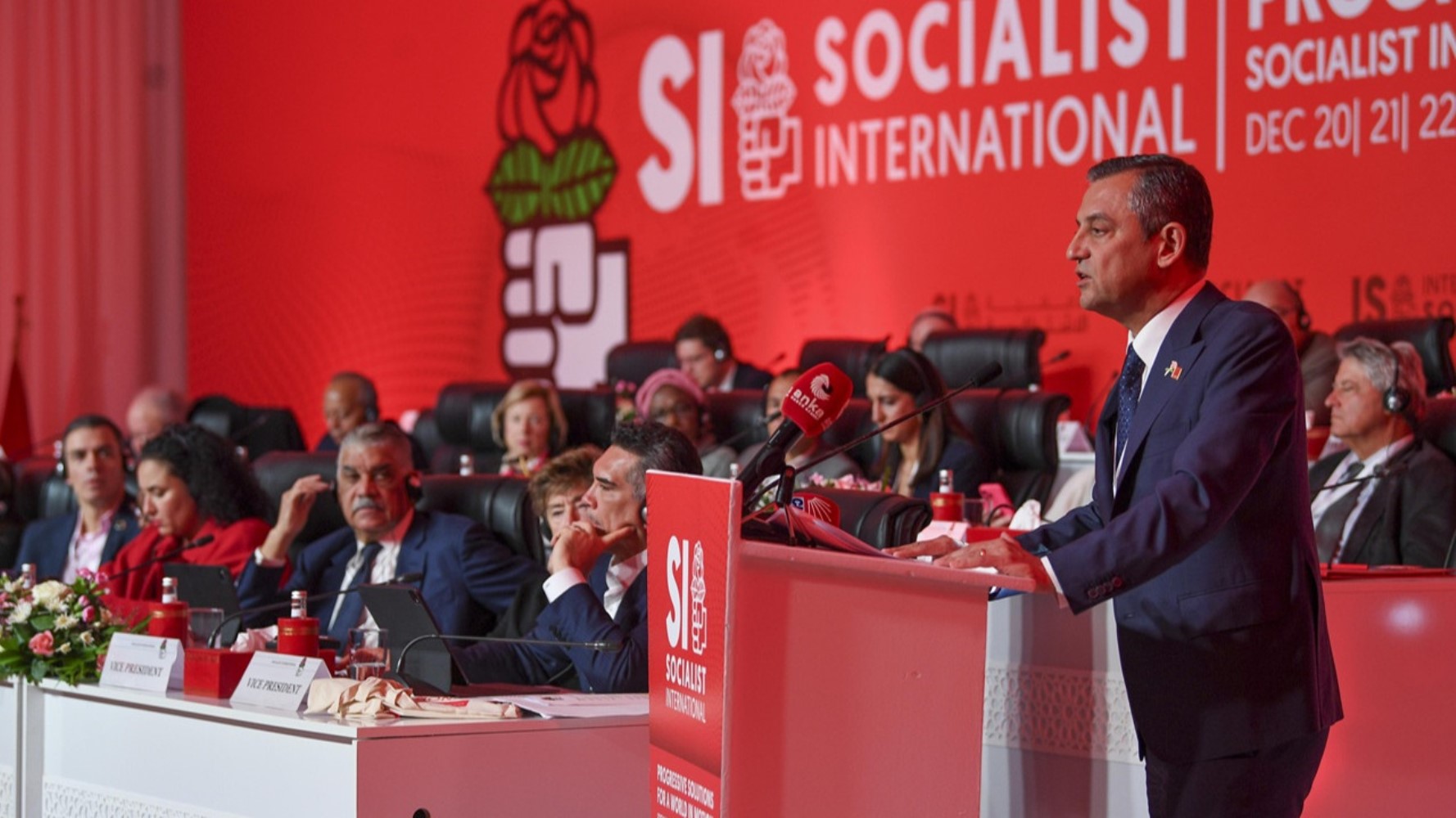 Açılımın etkisi mi? Herkes İmamoğlu pankartını kaldırırken DEM Partili 2 ismin kaldırmaması dikkat çekti
