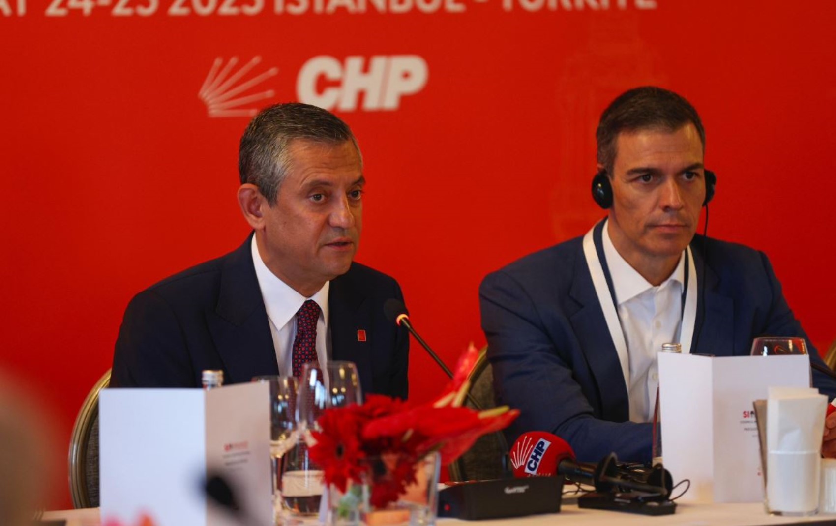Açılımın etkisi mi? Herkes İmamoğlu pankartını kaldırırken DEM Partili 2 ismin kaldırmaması dikkat çekti