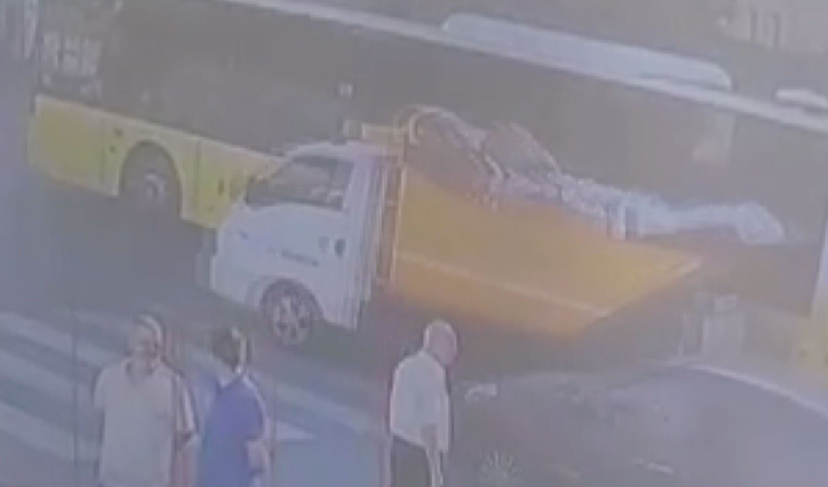 Çöp kamyonu, temizlik görevlisinin üstünden geçti! O anlar kamerada Çöp kamyonu, temizlik görevlisinin üstünden geçti! O anlar kamerada