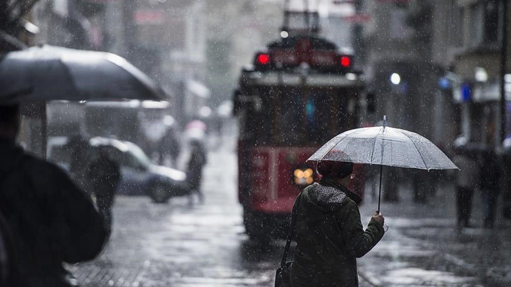 AKOM’dan peş peşe uyarılar... İstanbul'a hem yağmur hem de çamur geliyor