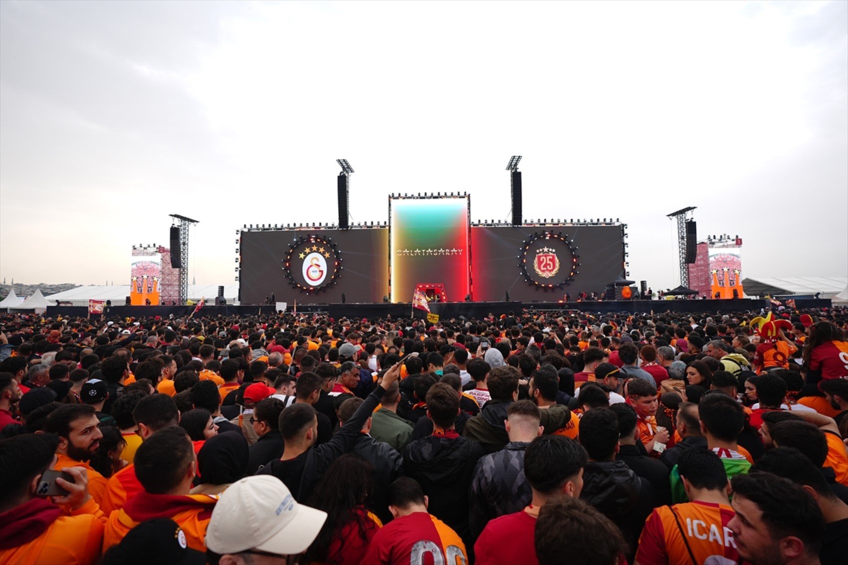 Galatasaray'da 25.şampiyonluk coşkusu... Kutlamalar başladı: İşte kutlamalardan kareler!