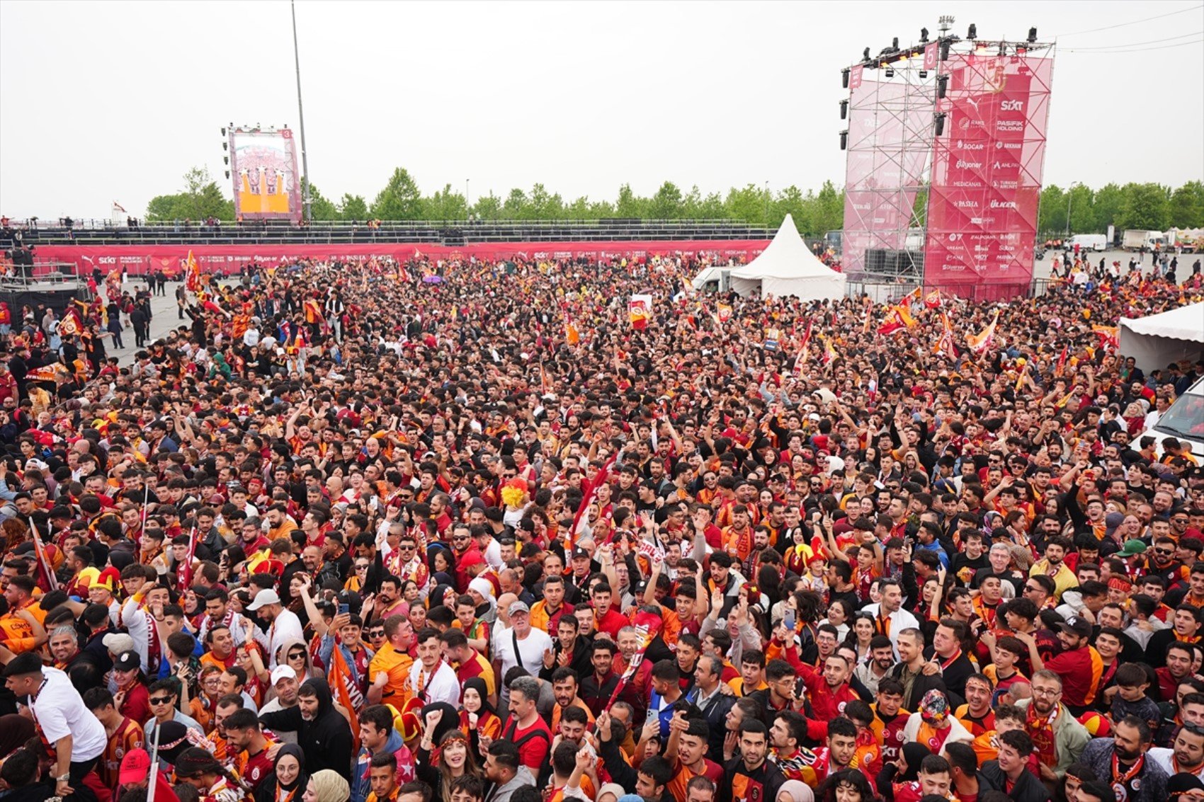 Galatasaray'da 25.şampiyonluk coşkusu... Kutlamalar başladı: İşte kutlamalardan kareler!