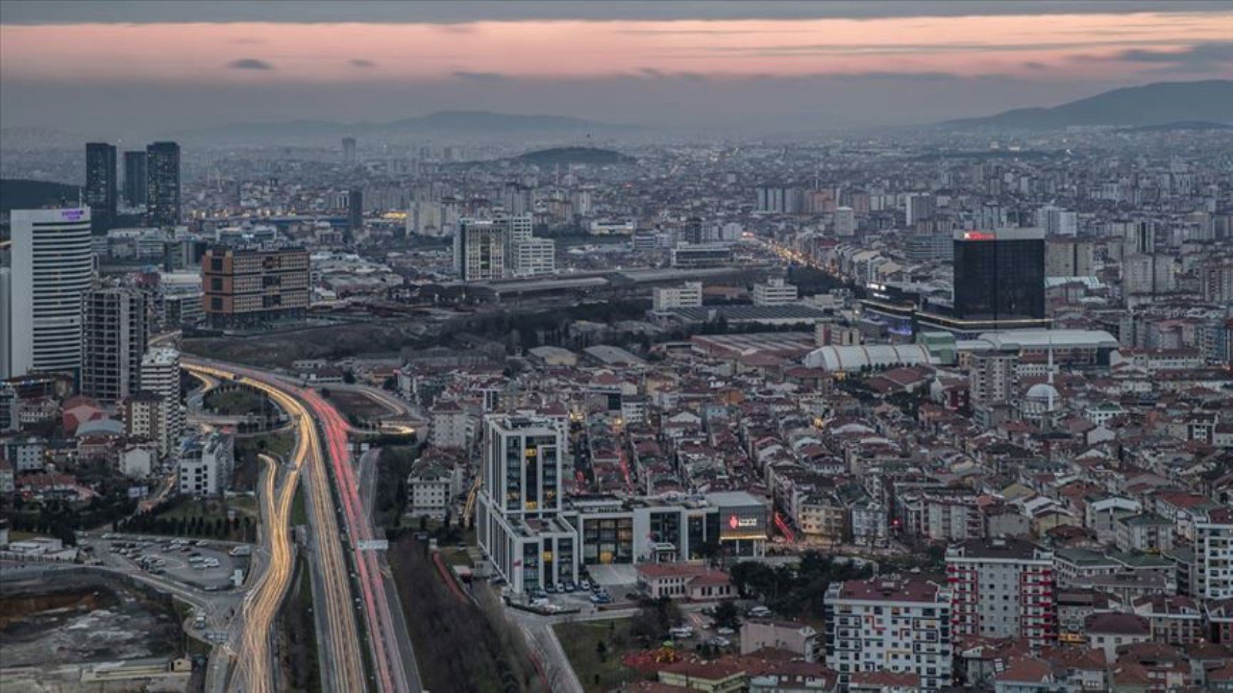 İstanbul'un 4 ilçesinde büyük tehlike! Başvurular arttı: Kolonlar artık binayı taşımıyor