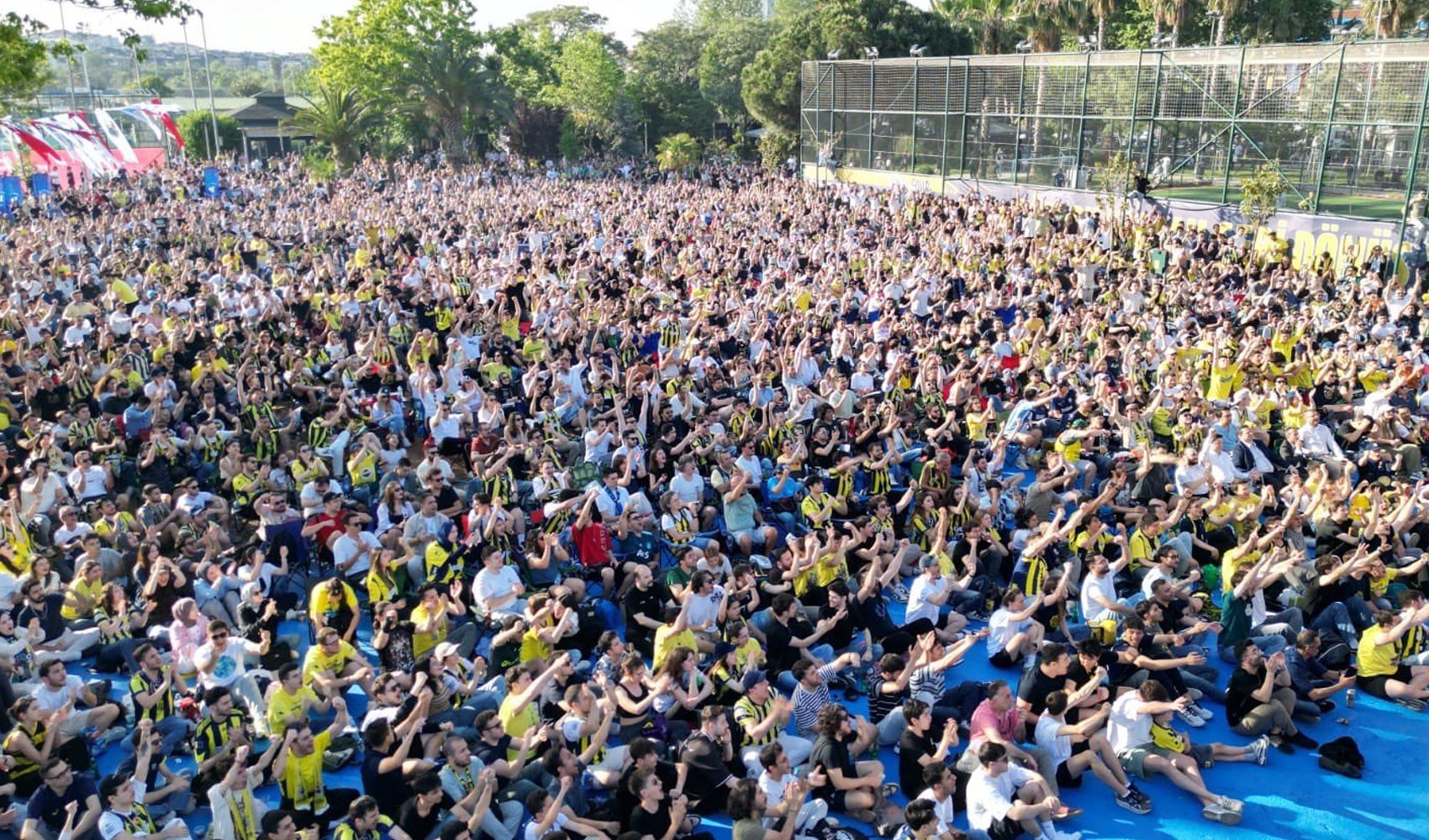 Fenerbahçe ikinci Avrupa şampiyonluğu için sahaya çıkıyor! Türkiye'nin dört bir yanında dev ekranlar kurulacak