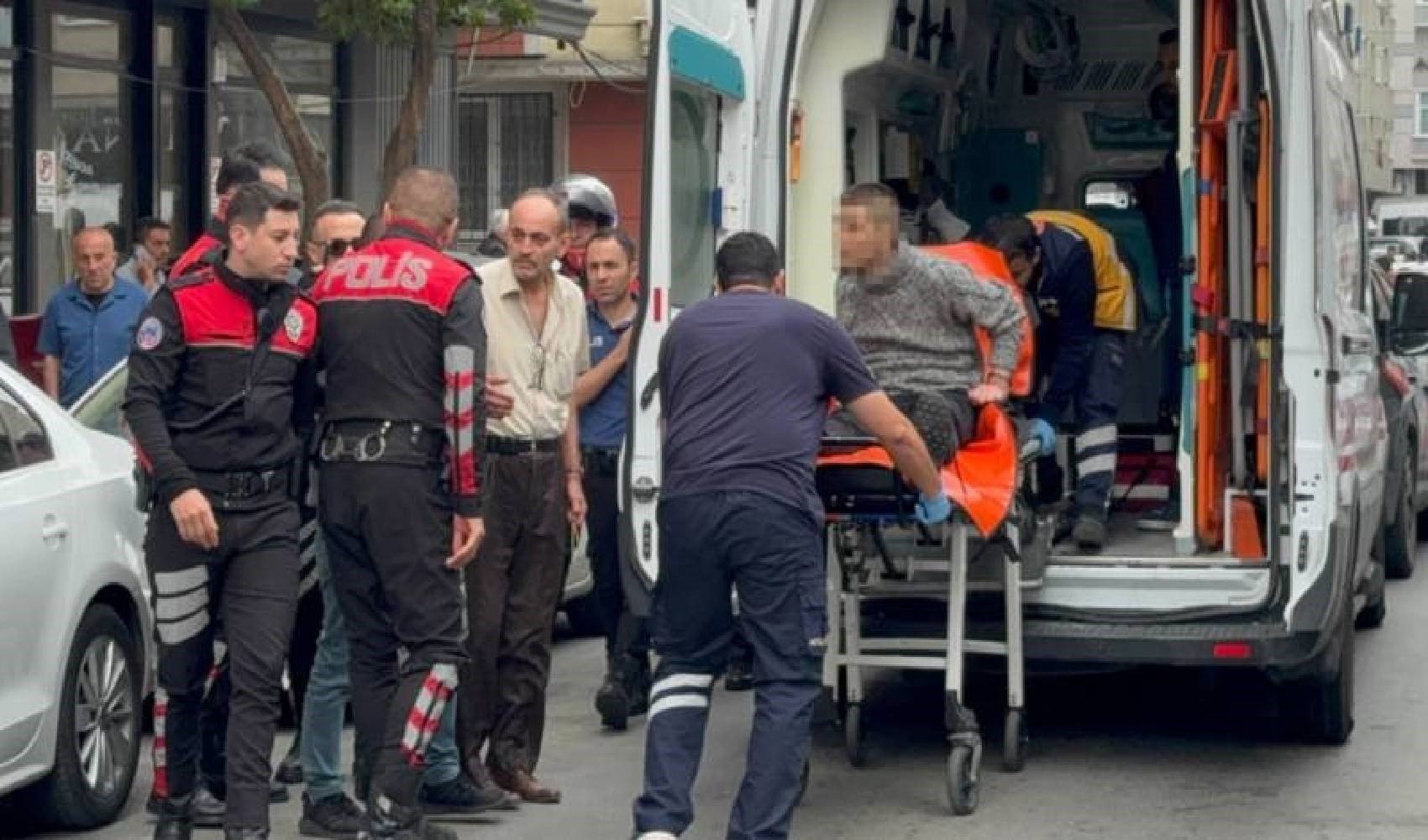 Küçükçekmece'de polise bıçaklı saldırı girişimi! Şüpheli etkisiz hale getirildi