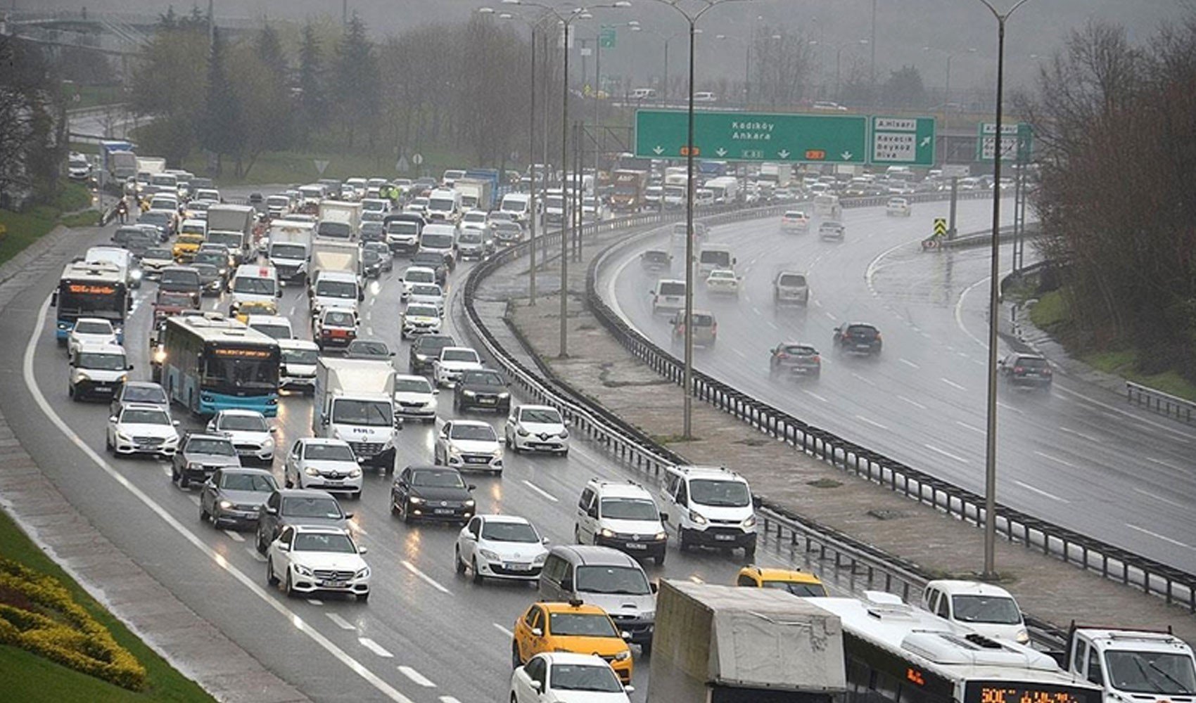 İstanbul'da sağanak yağış trafiği felç etti: Yoğunluk yüzde 81'e ulaştı