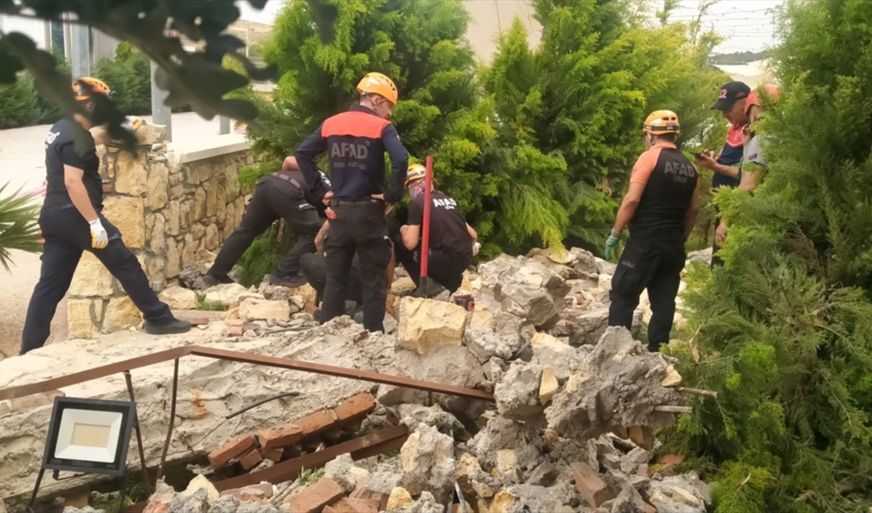 İzmir'de düğün salonu faciası! Beton kemer çöktü, 1 kişi hayatını kaybetti
