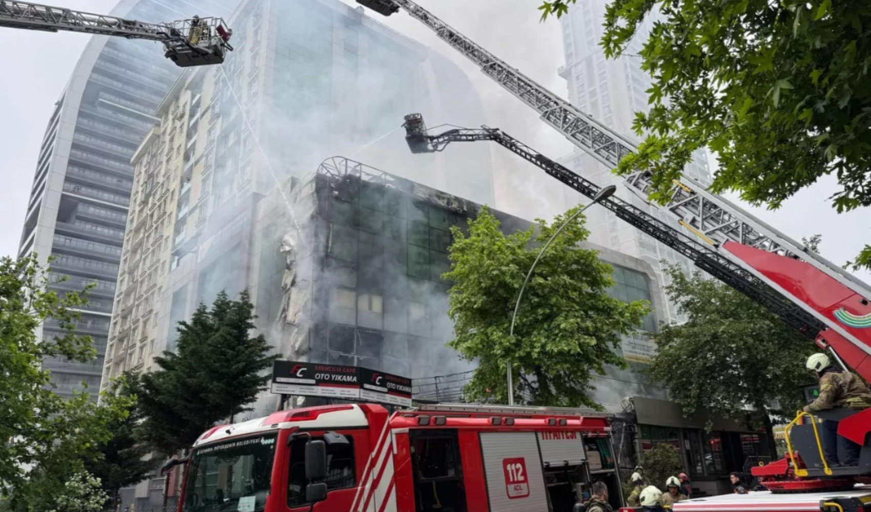 Esenyurt'ta korkutan yangın! 132 daire tahliye edildi