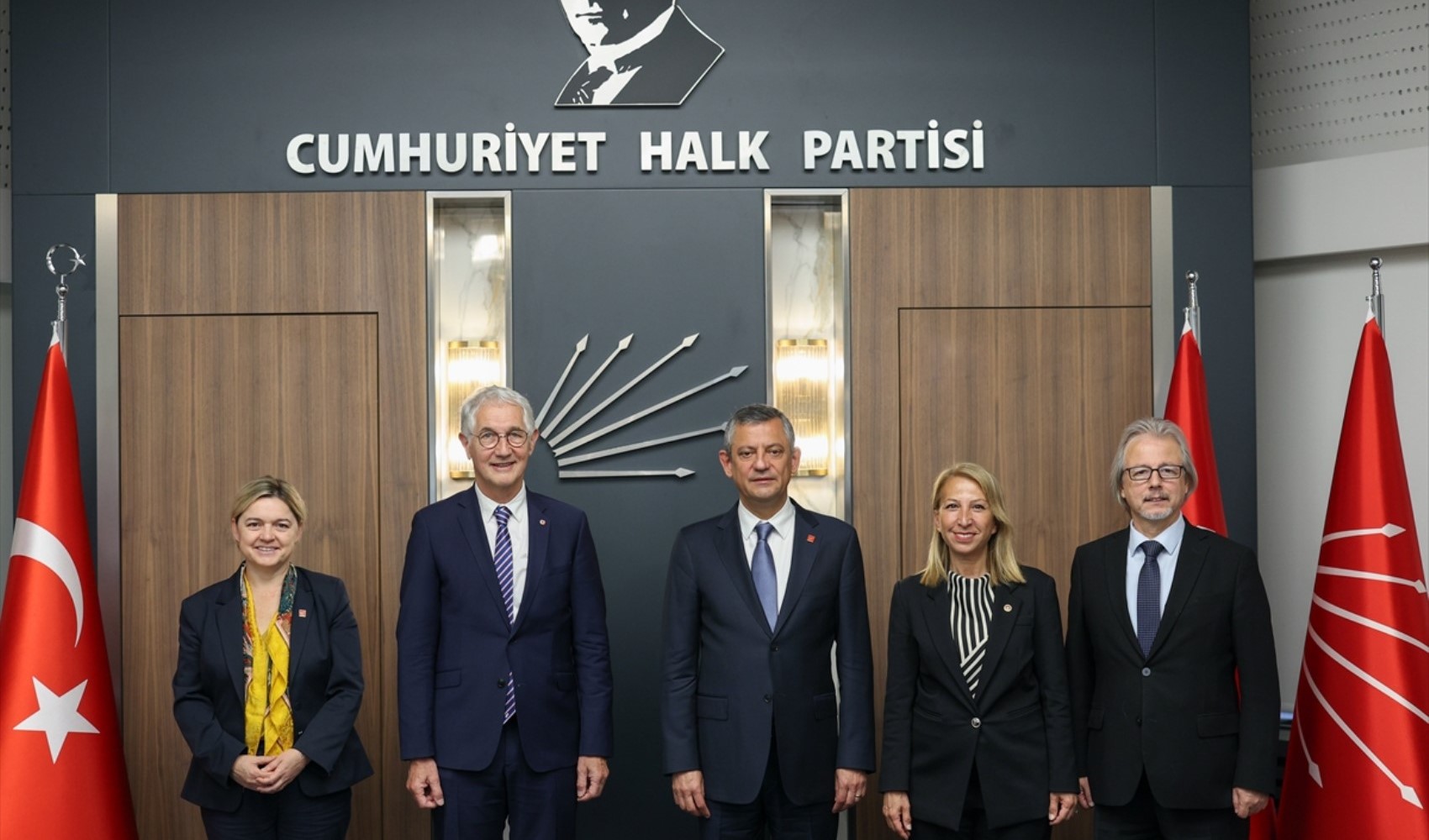 Özgür Özel ha ricevuto una delegazione del Senato francese