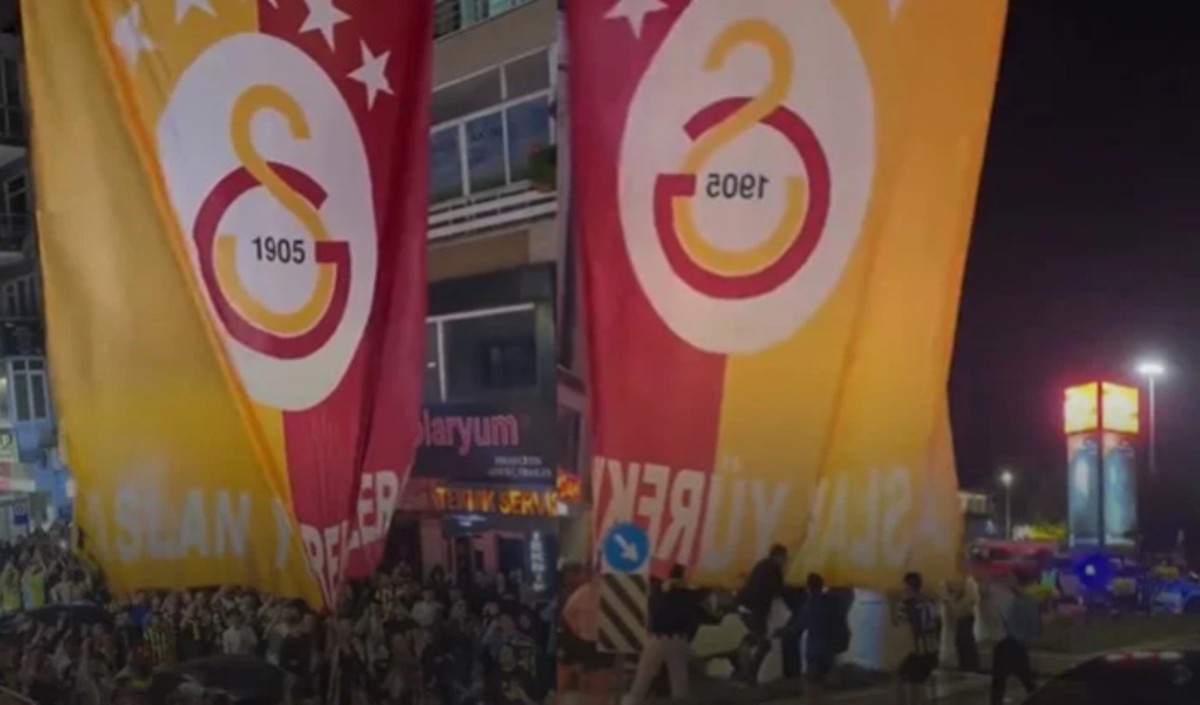 Yalova’da taraftar gerilimi: 3 kişi gözaltına alındı iddiası Yalova’da taraftar gerilimi: 3 kişi gözaltına alındı iddiası