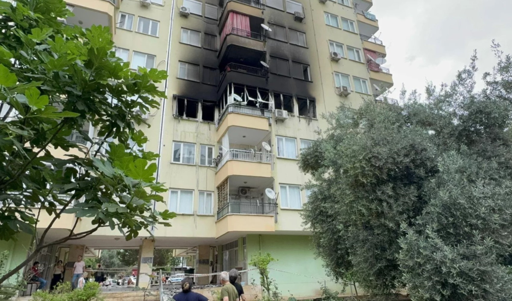 Antalya’da apartman yangını: 6 kişi hastaneye kaldırıldı Antalya’da apartman yangını: 6 kişi hastaneye kaldırıldı