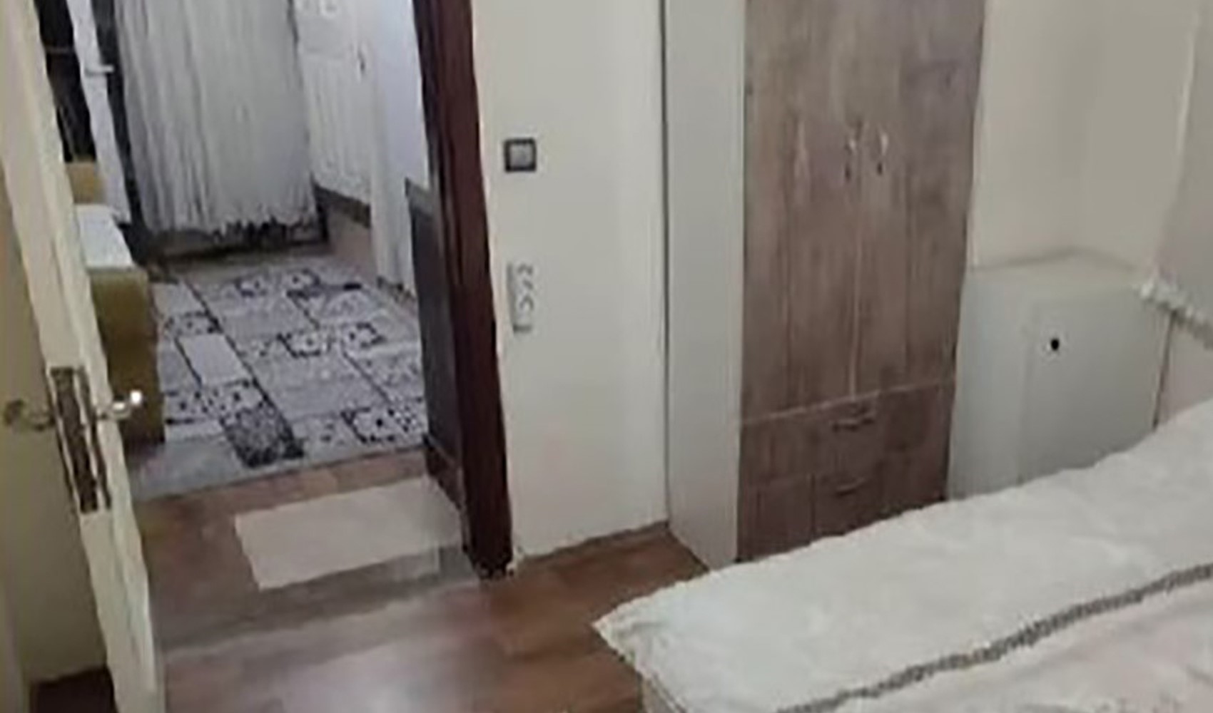 Aparta çevirdiği dairesine casus kamera takmış