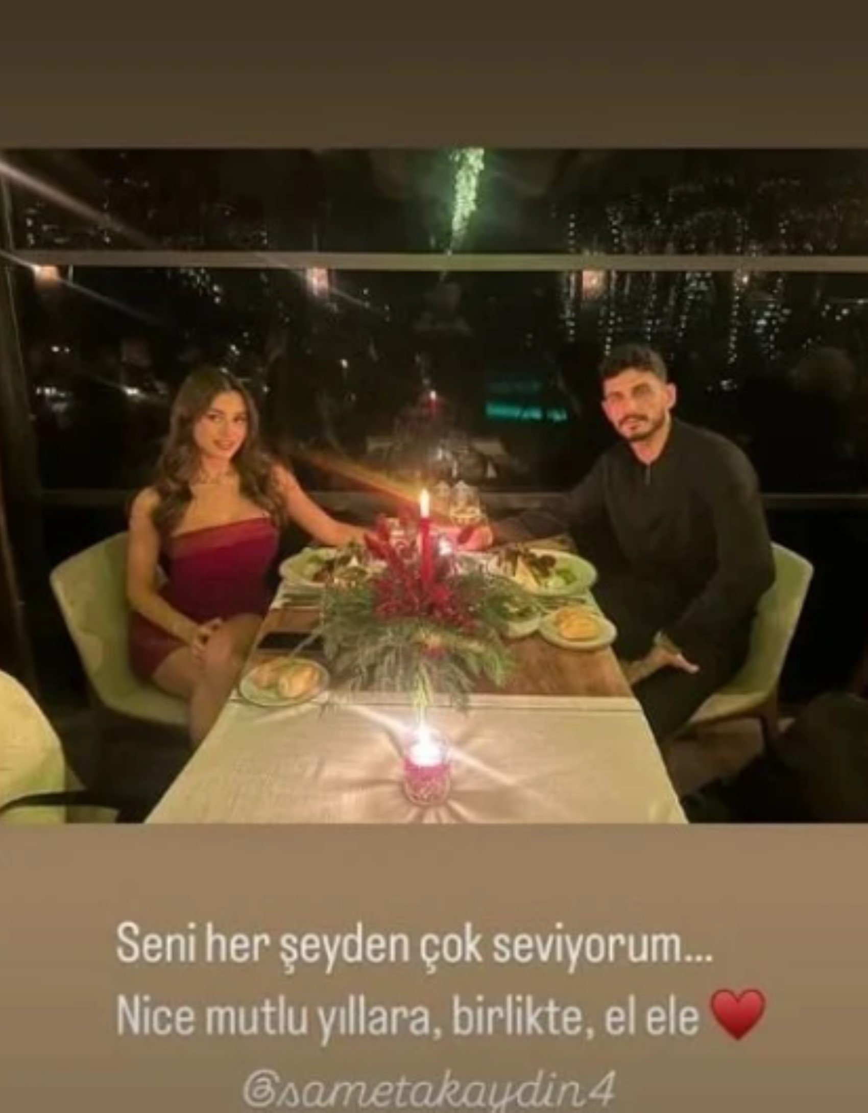 Ünlü futbolcudan sevgilisine romantik evlilik teklifi
