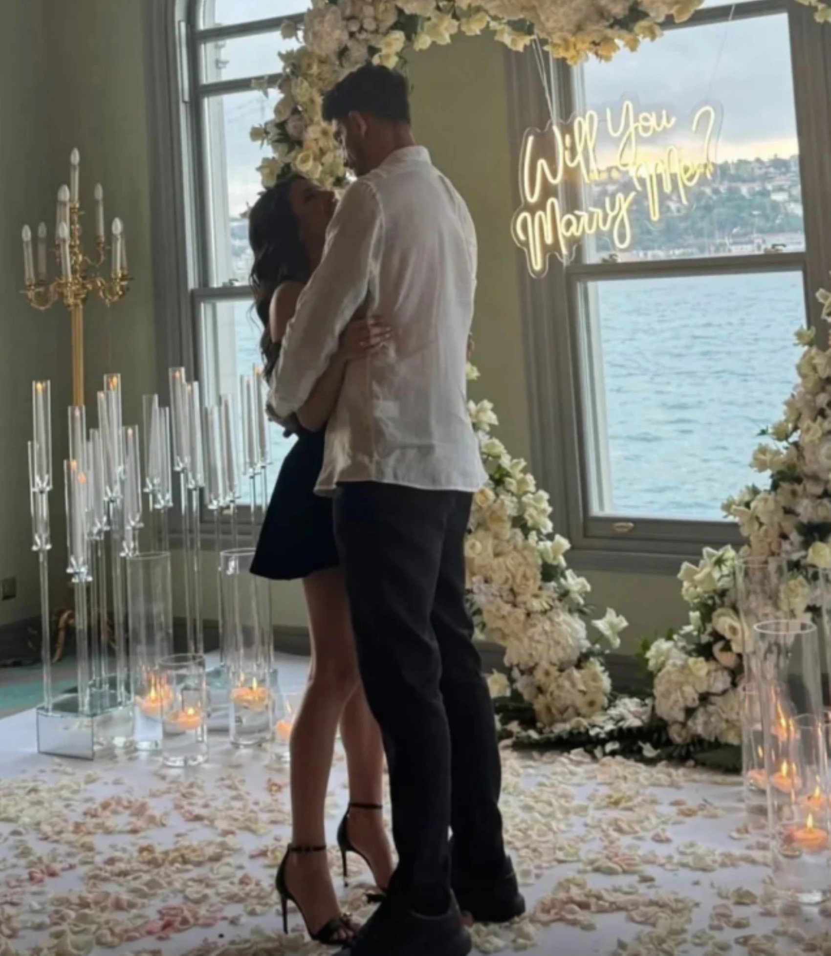 Ünlü futbolcudan sevgilisine romantik evlilik teklifi