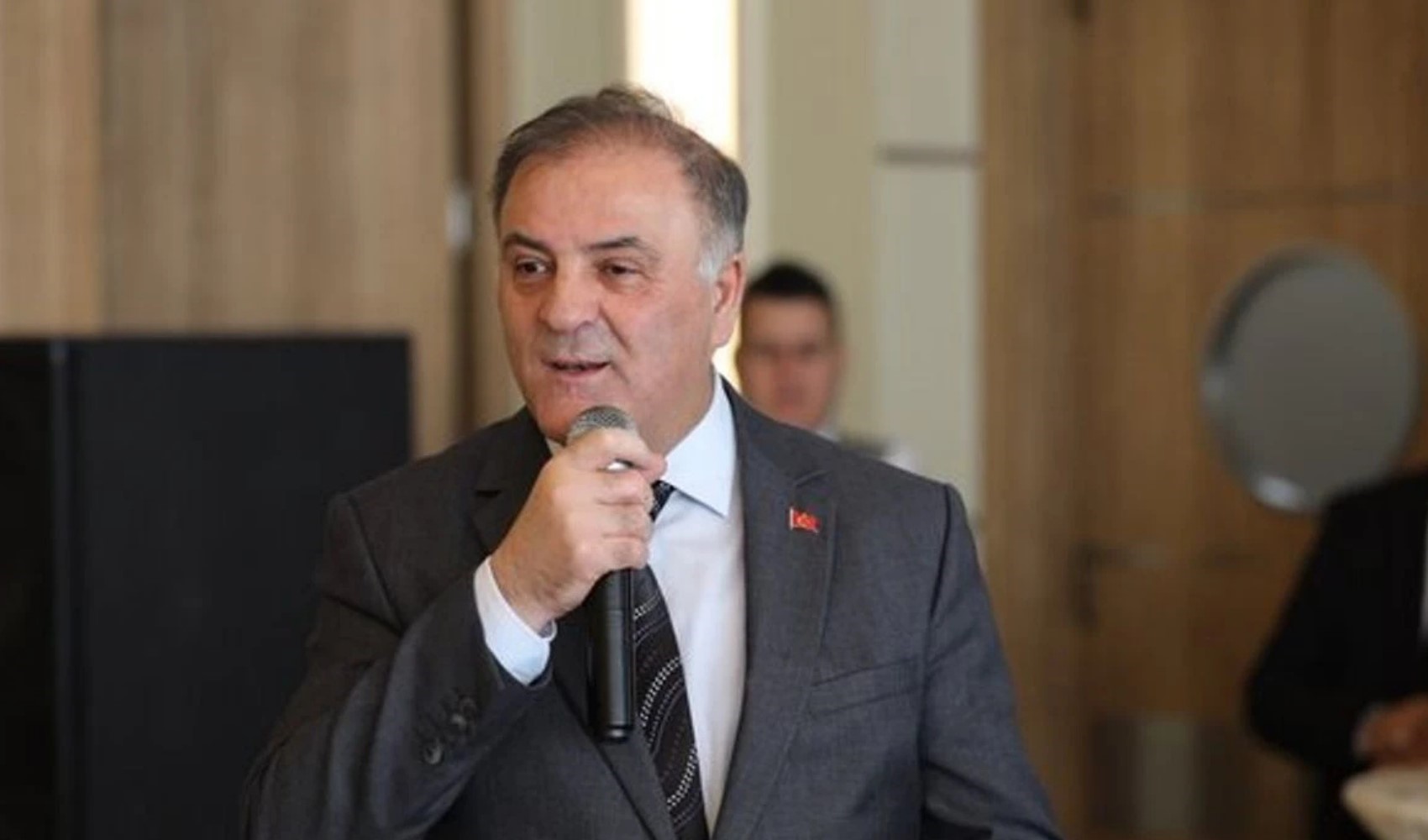 İBB Başkanvekili Nuri Aslan güvenlik tarafından içeri alınmayınca gerginlik çıktı: 'Benim deli damarımı attırmayın'