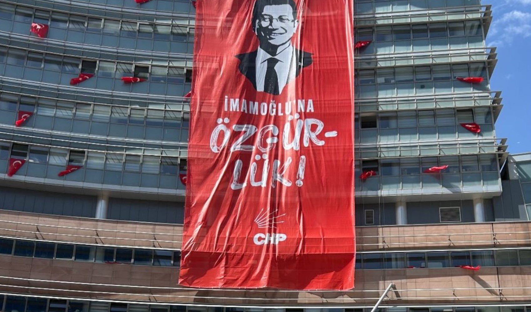 CHP Genel Merkezi’nde İmamoğlu pankartı CHP Genel Merkezi’nde İmamoğlu pankartı