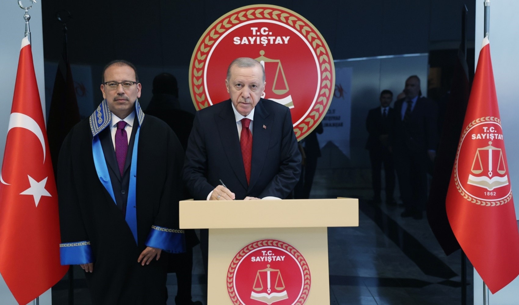 Erdoğan'dan yeni anayasa talimatı: '10 hukukçuyu görevlendirdim'