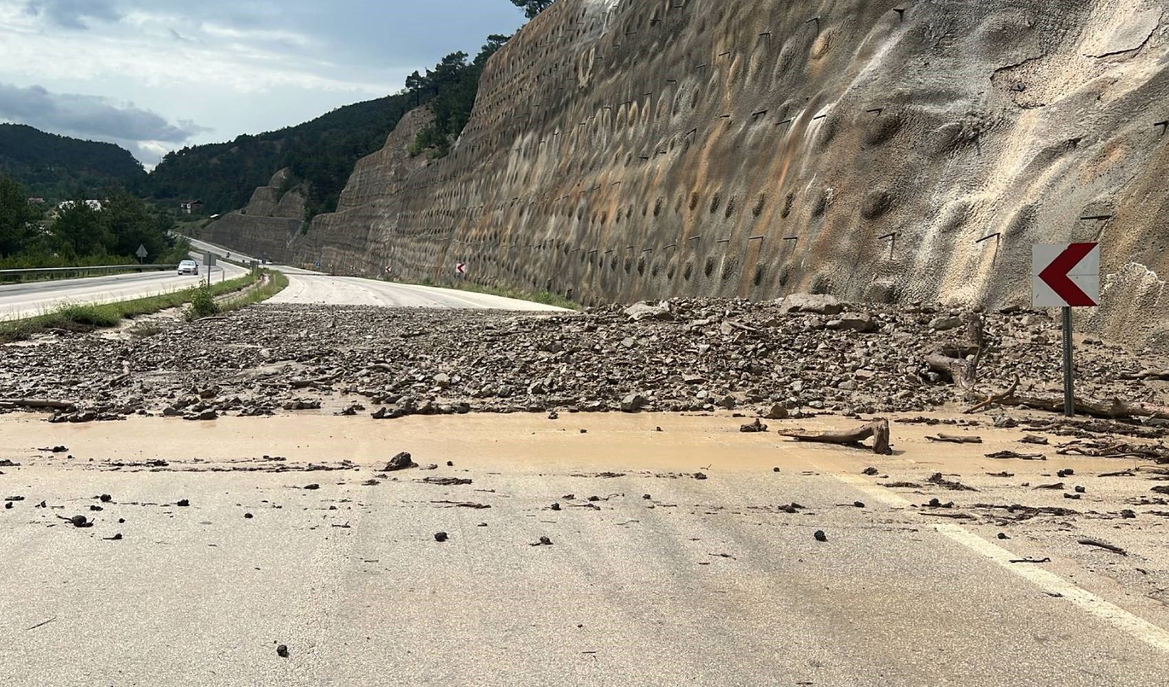 Tokat’ta heyelan: D-100 kara yolu ulaşıma kapandı