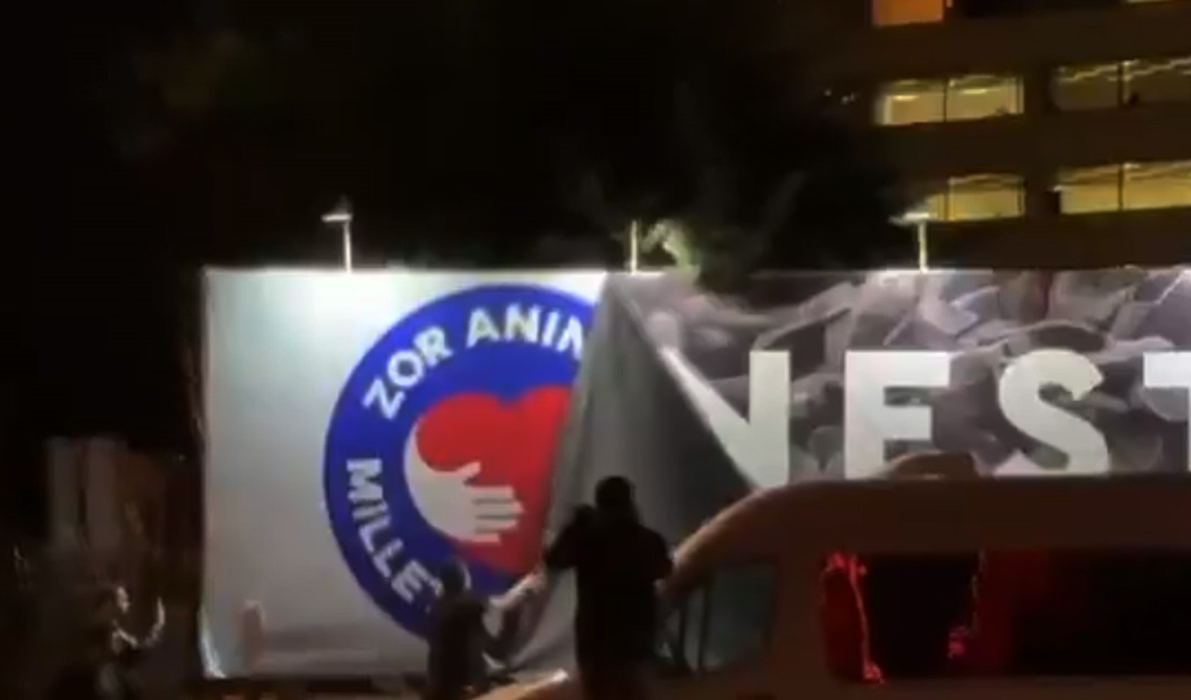 Levent'te polis nezaretinde Ekrem İmamoğlu afişleri söküldü: Başsavcılık talimat vermişti Levent'te polis nezaretinde Ekrem İmamoğlu afişleri söküldü: Başsavcılık talimat vermişti