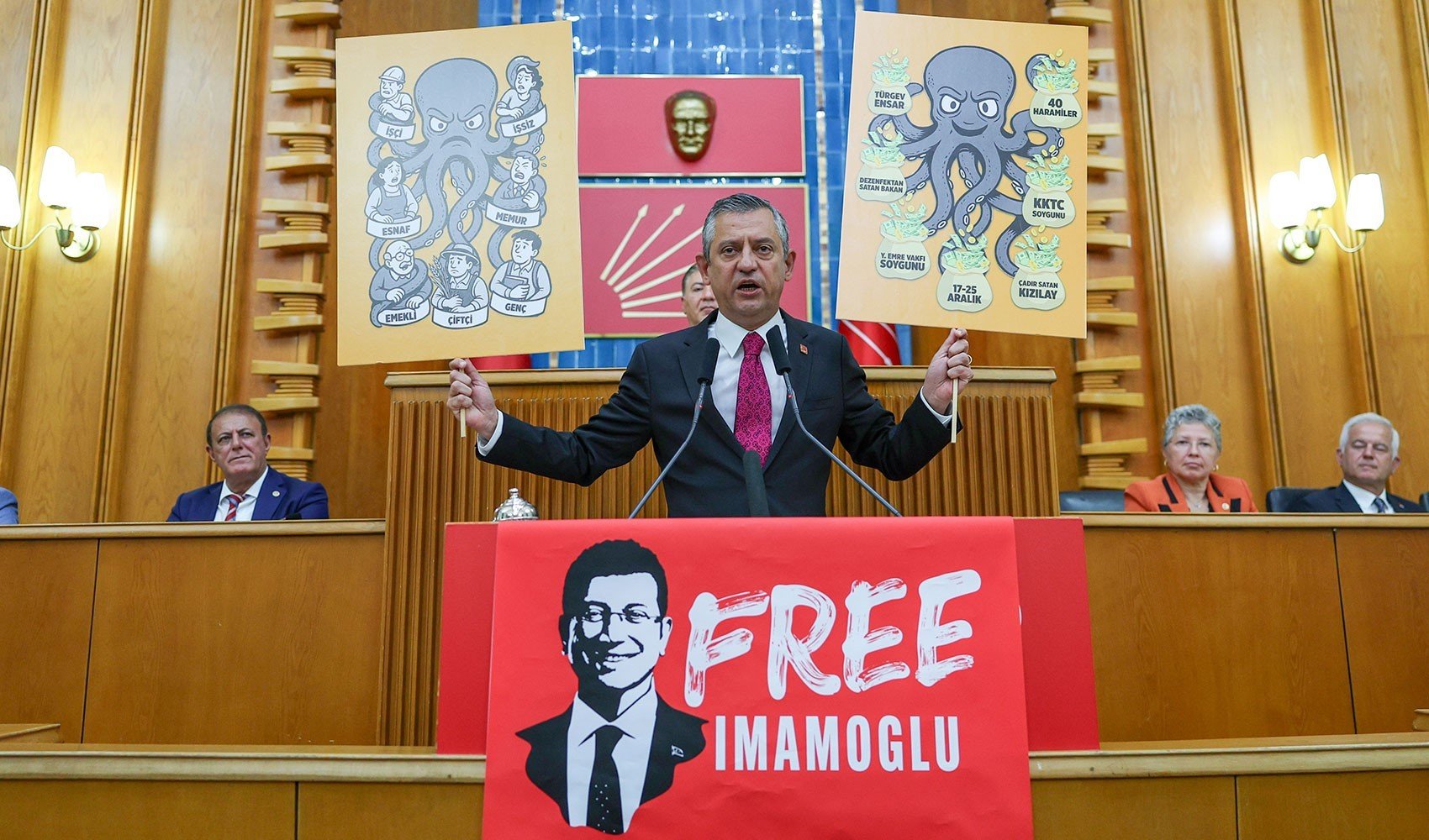 Özel, Erdoğan'a ahtapotu gösterdi, gazeteler nasıl gördü? Özel, Erdoğan'a ahtapotu gösterdi, gazeteler nasıl gördü?