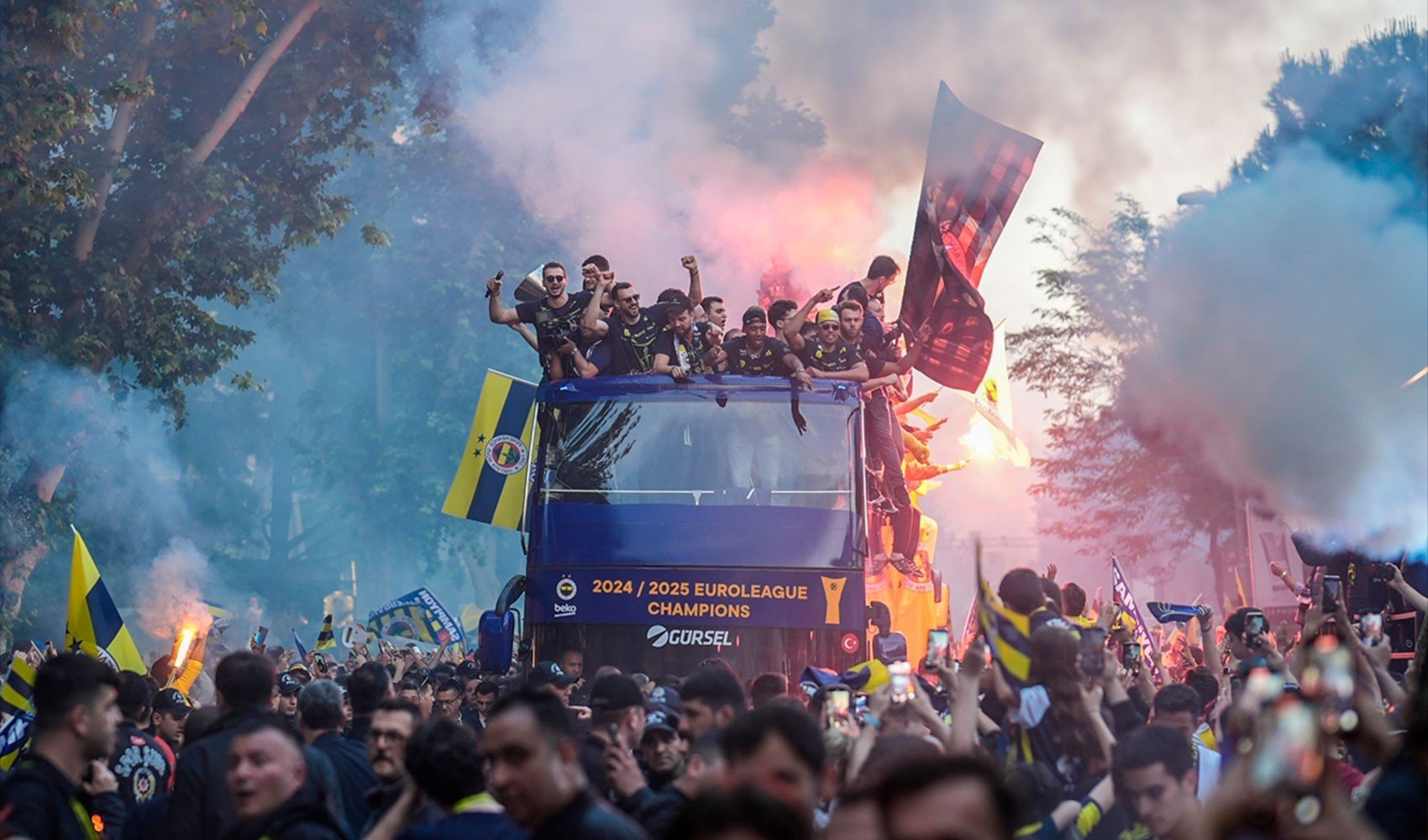 Fenerbahçe'nin antrenöründen sıra dışı kutlama! Kupayla çıplak poz verdi... Fenerbahçe'nin antrenöründen sıra dışı kutlama! Kupayla çıplak poz verdi...
