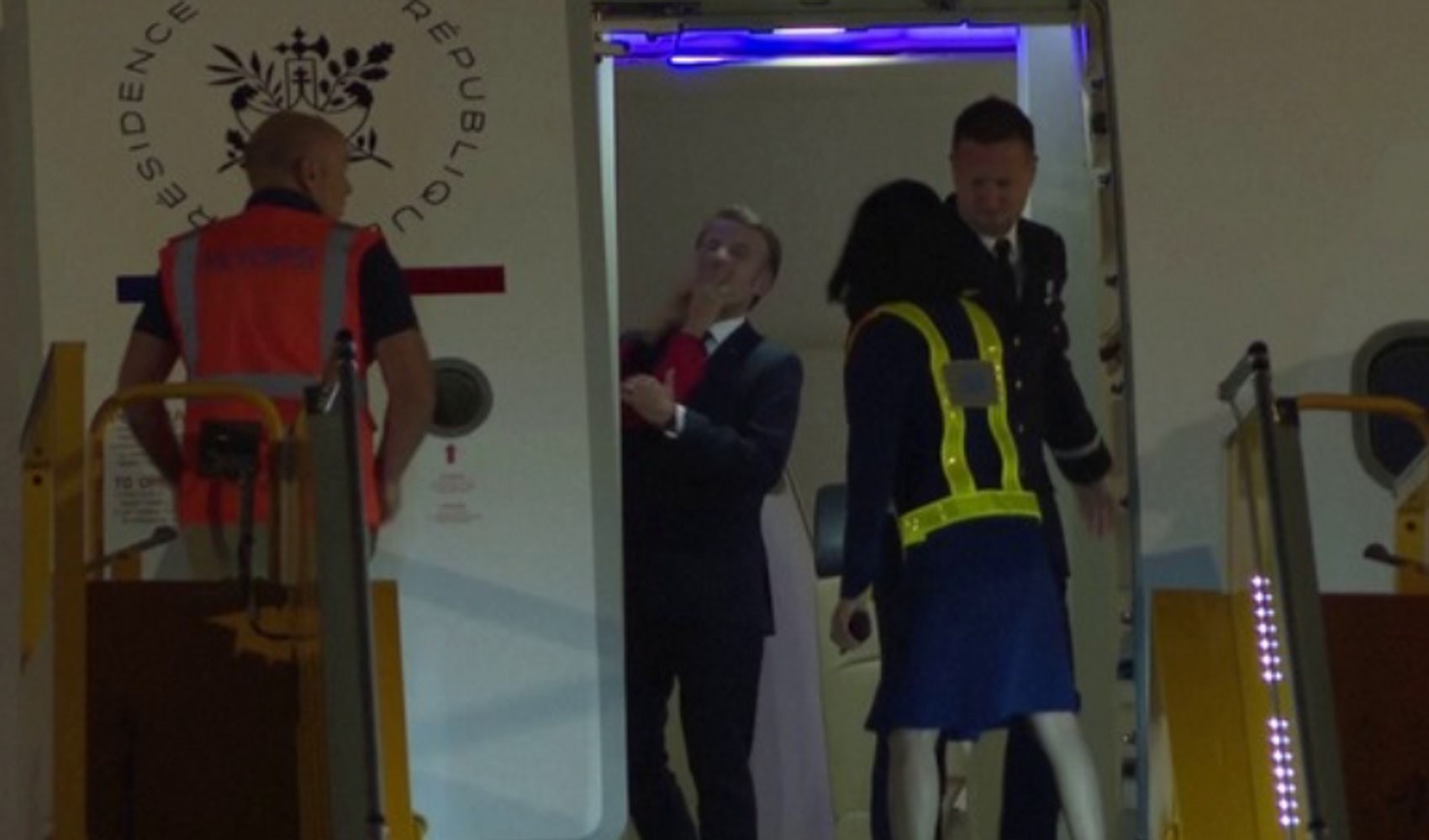 Eşinden tokat yemişti: Fransa'da Macron'u kızdıracak afiş
