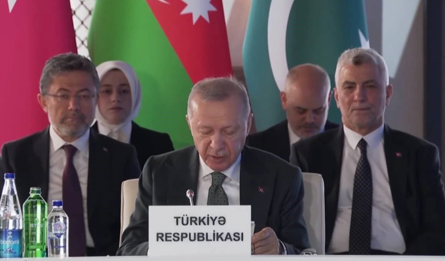 Erdoğan Azerbaycan'da kağıttan okuyarak konuştu! Duraksadığı anlar dikkat çekti Erdoğan Azerbaycan'da kağıttan okuyarak konuştu! Duraksadığı anlar dikkat çekti