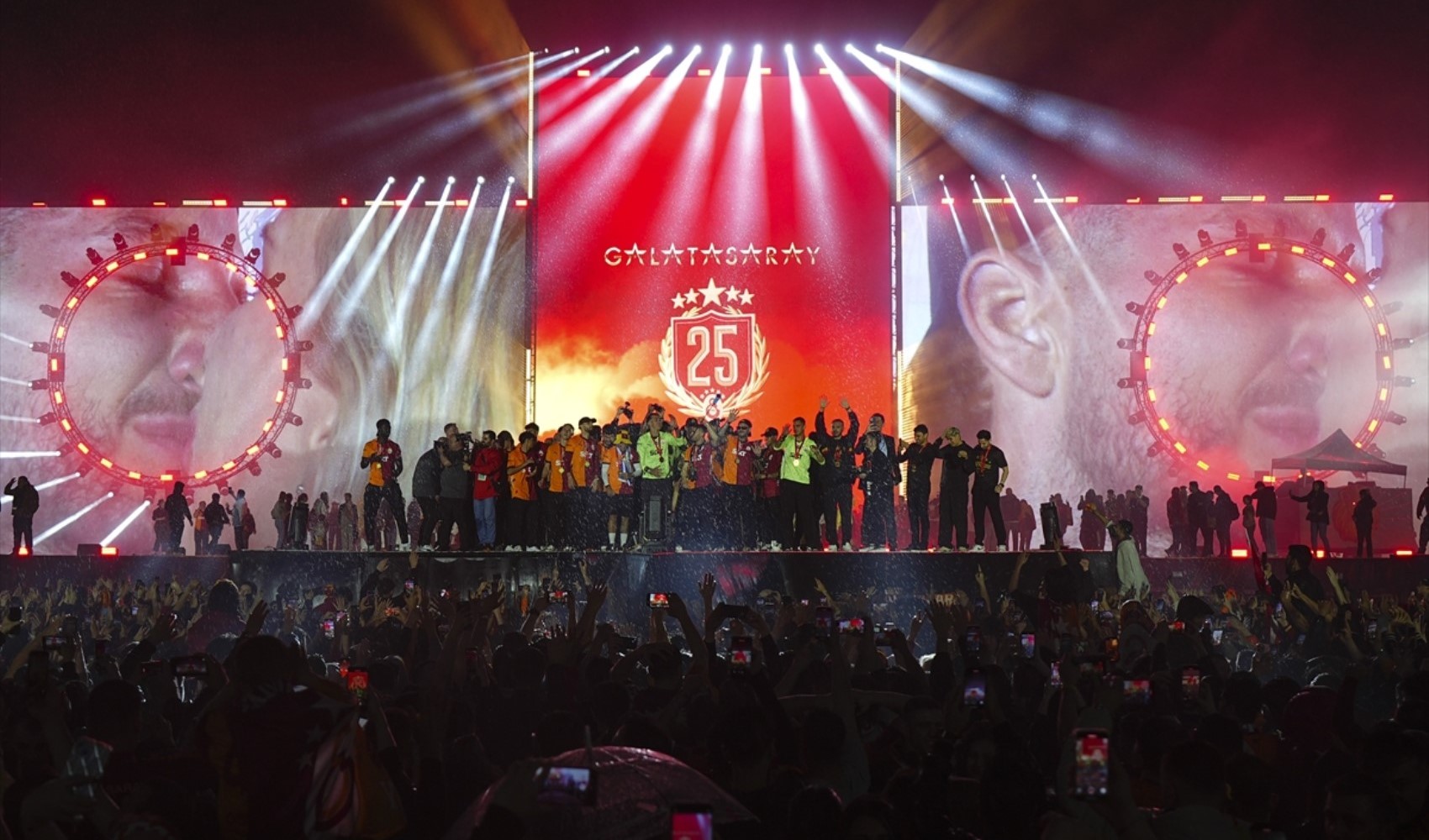 Galatasaray’dan şampiyonluk sonrası rekor: 9 günde 300 milyon TL ciro Galatasaray’dan şampiyonluk sonrası rekor: 9 günde 300 milyon TL ciro