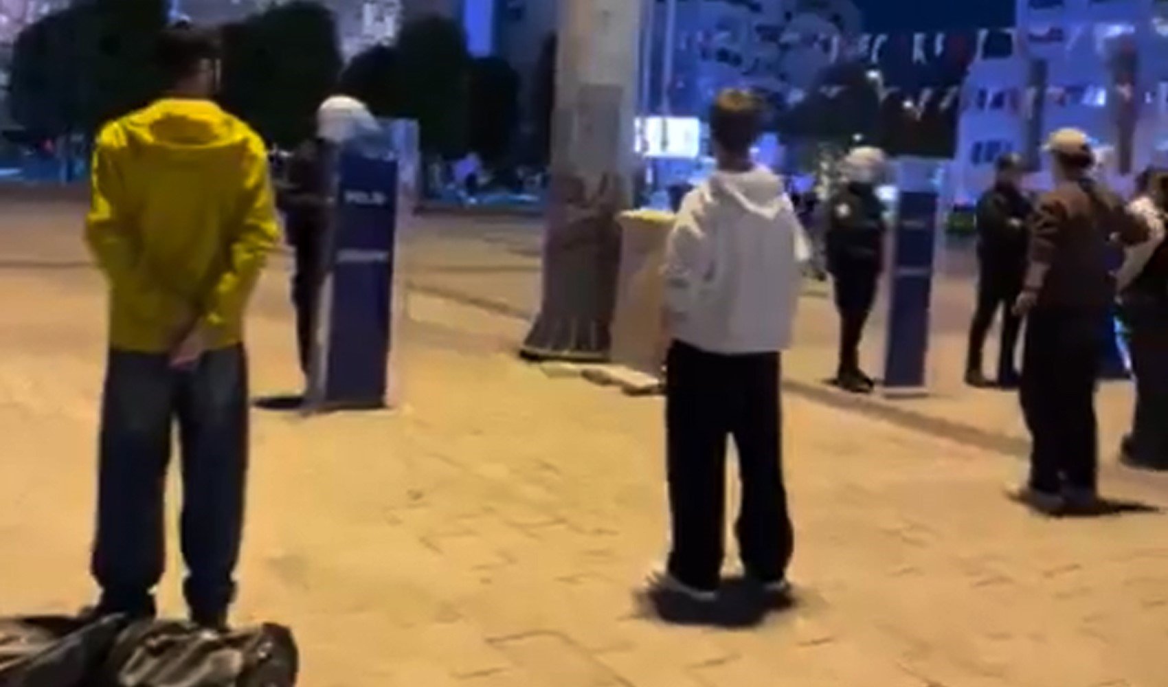 'Duran Adam' eylemi yapan 18 kişi gözaltına alındı: Taksim Meydanı'nda hareketli dakikalar