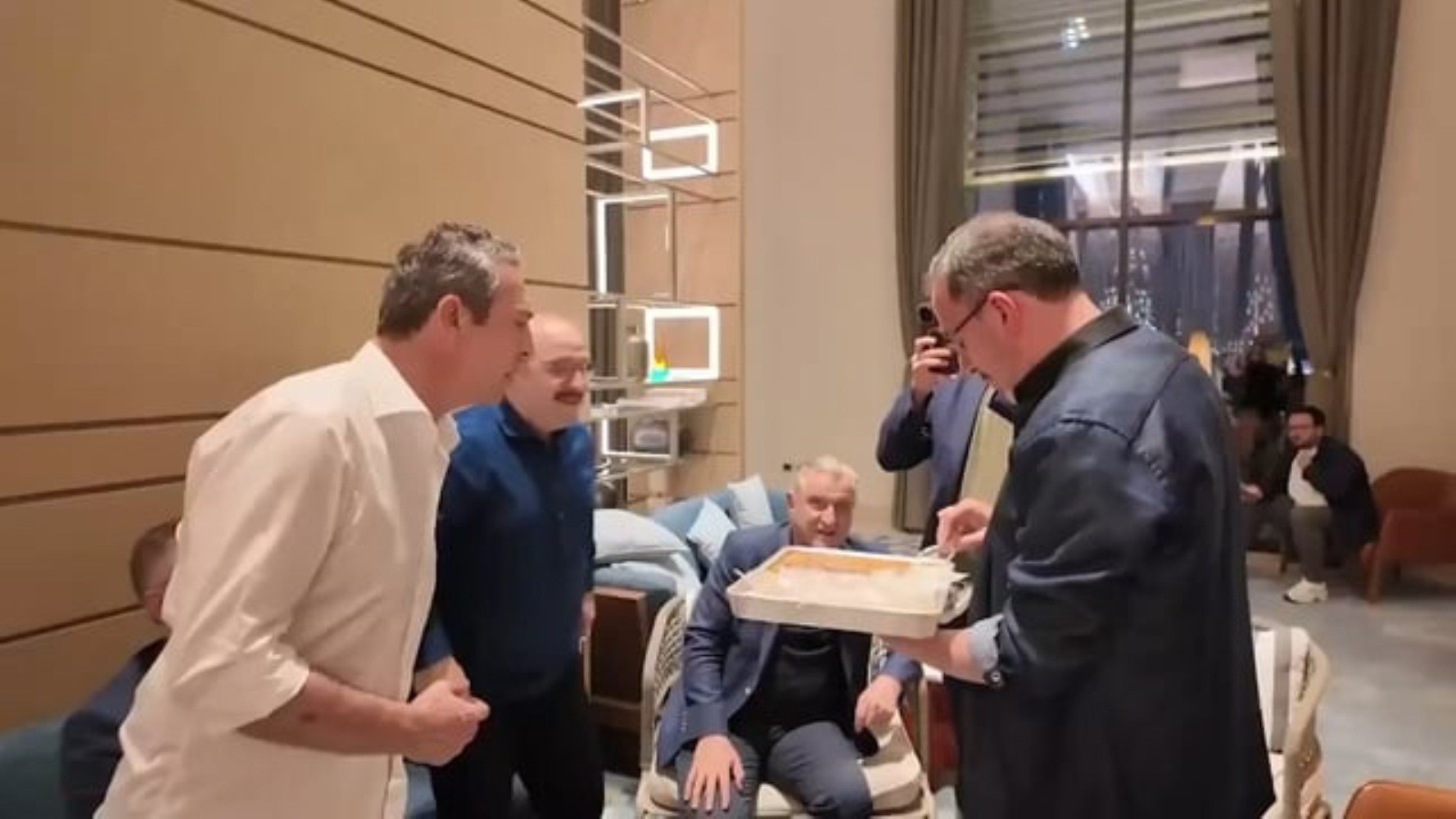 AKP'li Mustafa Varank'ın Ali Koç'a baklava yedirdiği görüntülerle ilgili olay iddia! 'Tam 3 kez tekrar çekildi'