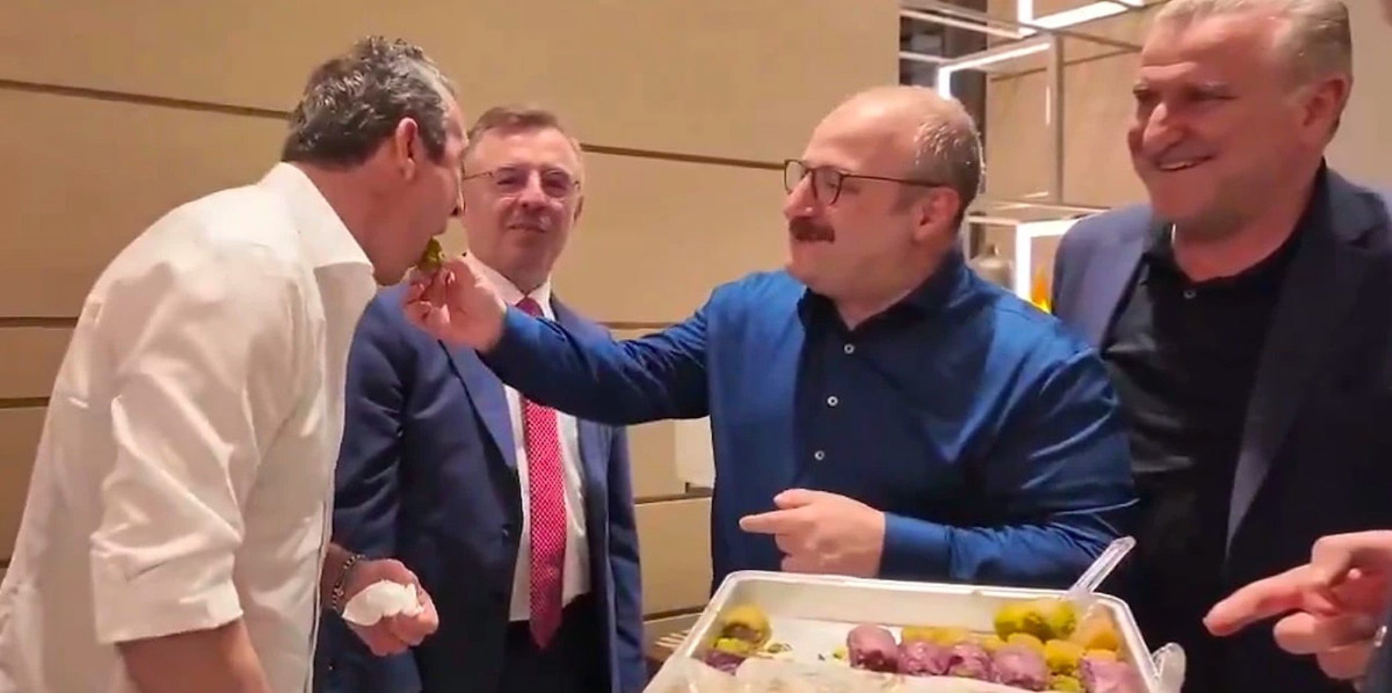 AKP'li Mustafa Varank'ın Ali Koç'a baklava yedirdiği görüntülerle ilgili olay iddia! 'Tam 3 kez tekrar çekildi'