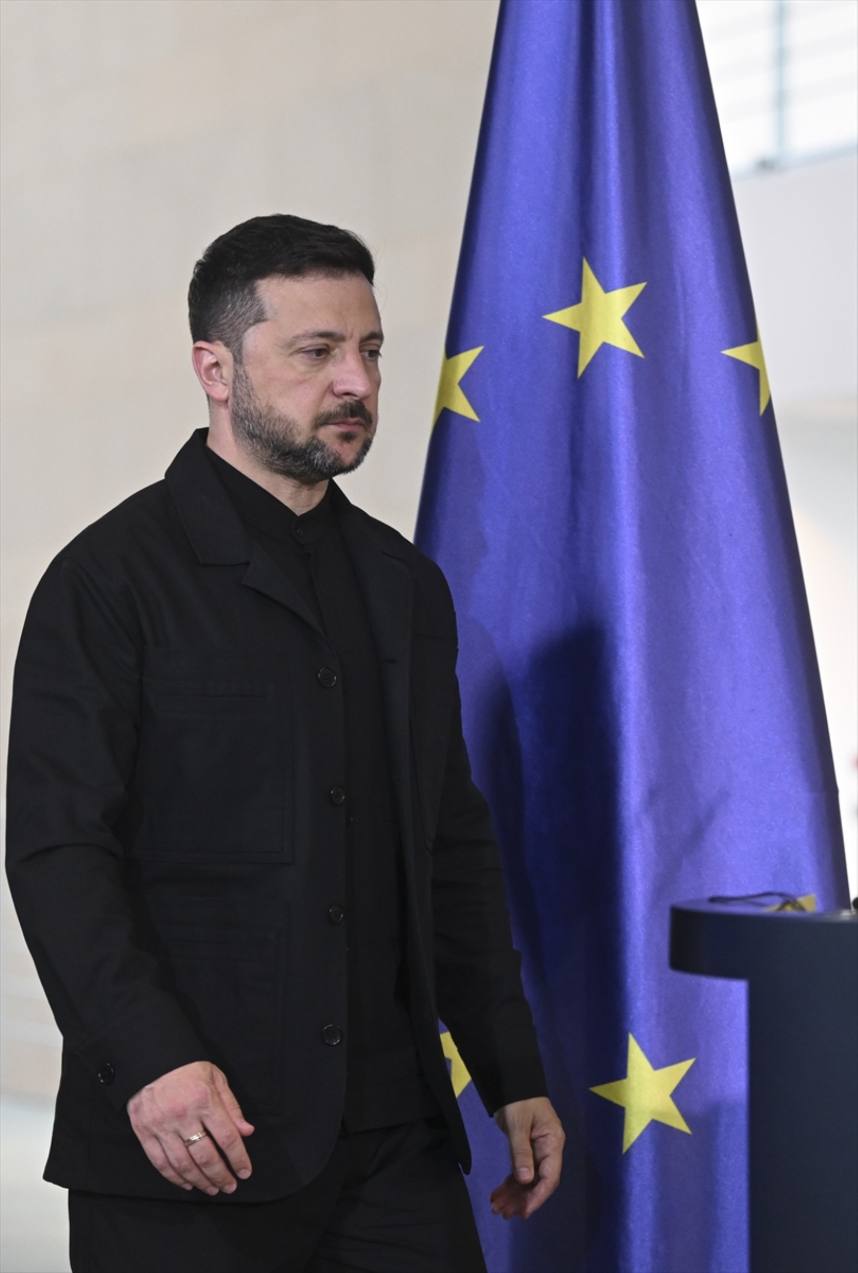 Zelenski bu kez takım elbiseyle! Merz’e saygı, Trump’a mesaj mı?