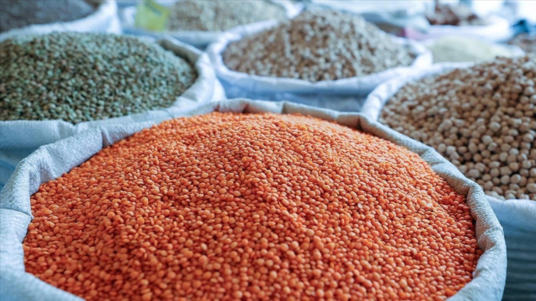 BİM'de satılan mercimek paketinden kuş tüyü çıktı