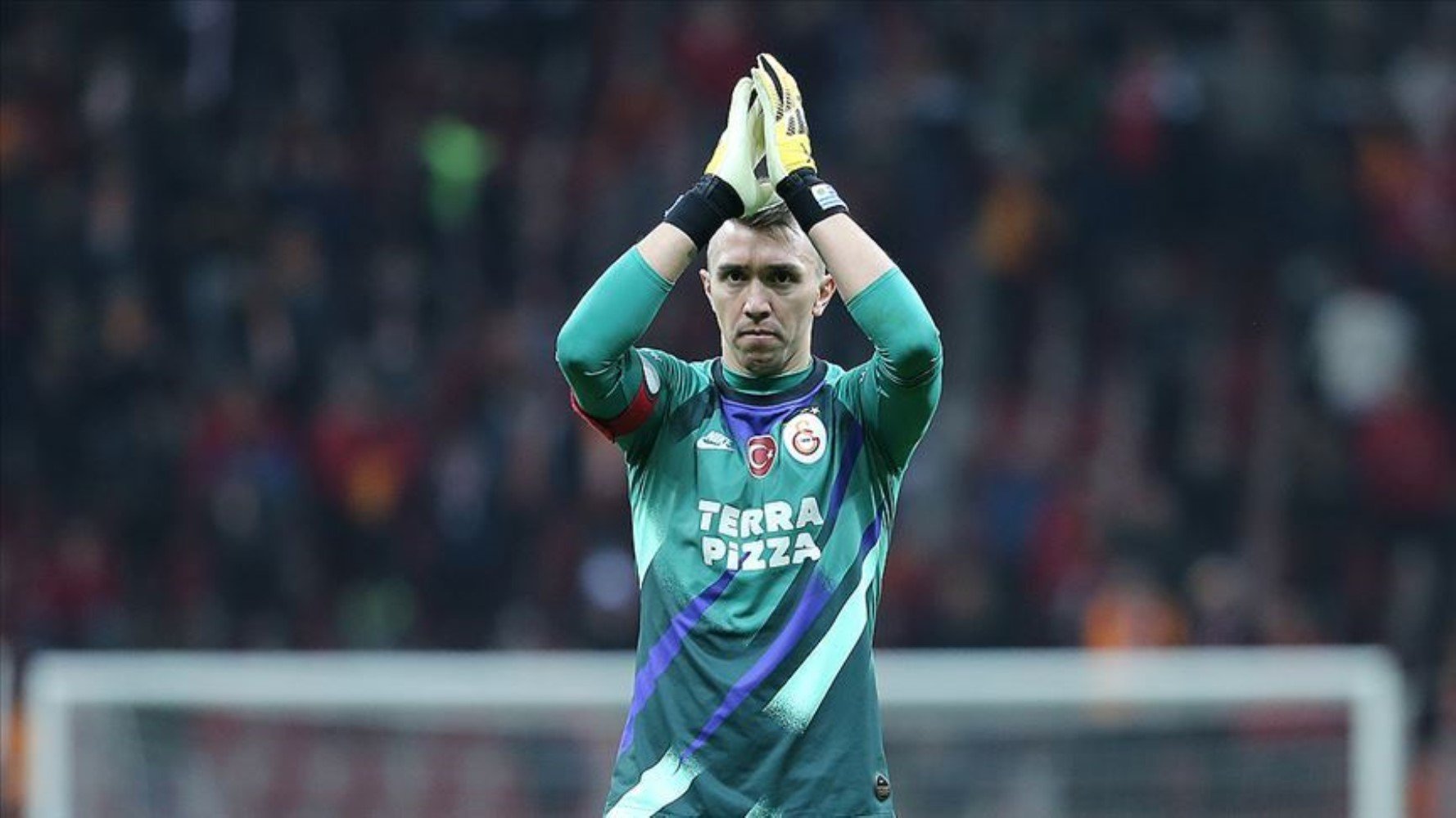 Galatasaray’da bir devir kapanıyor! Muslera gözyaşlarıyla vedalaştı