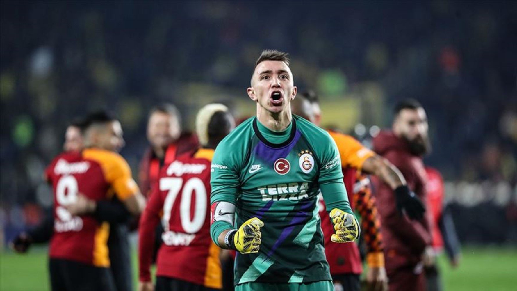 Galatasaray’da bir devir kapanıyor! Muslera gözyaşlarıyla vedalaştı