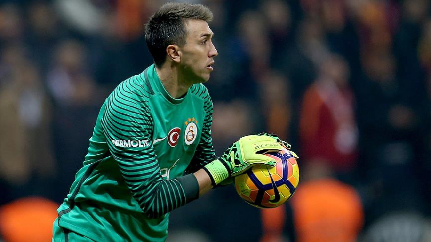 Galatasaray’da bir devir kapanıyor! Muslera gözyaşlarıyla vedalaştı