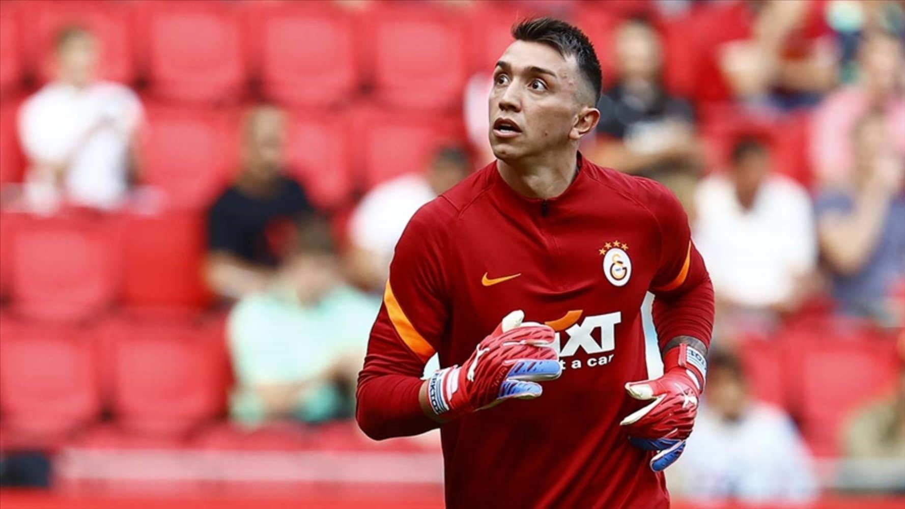 Galatasaray’da bir devir kapanıyor! Muslera gözyaşlarıyla vedalaştı