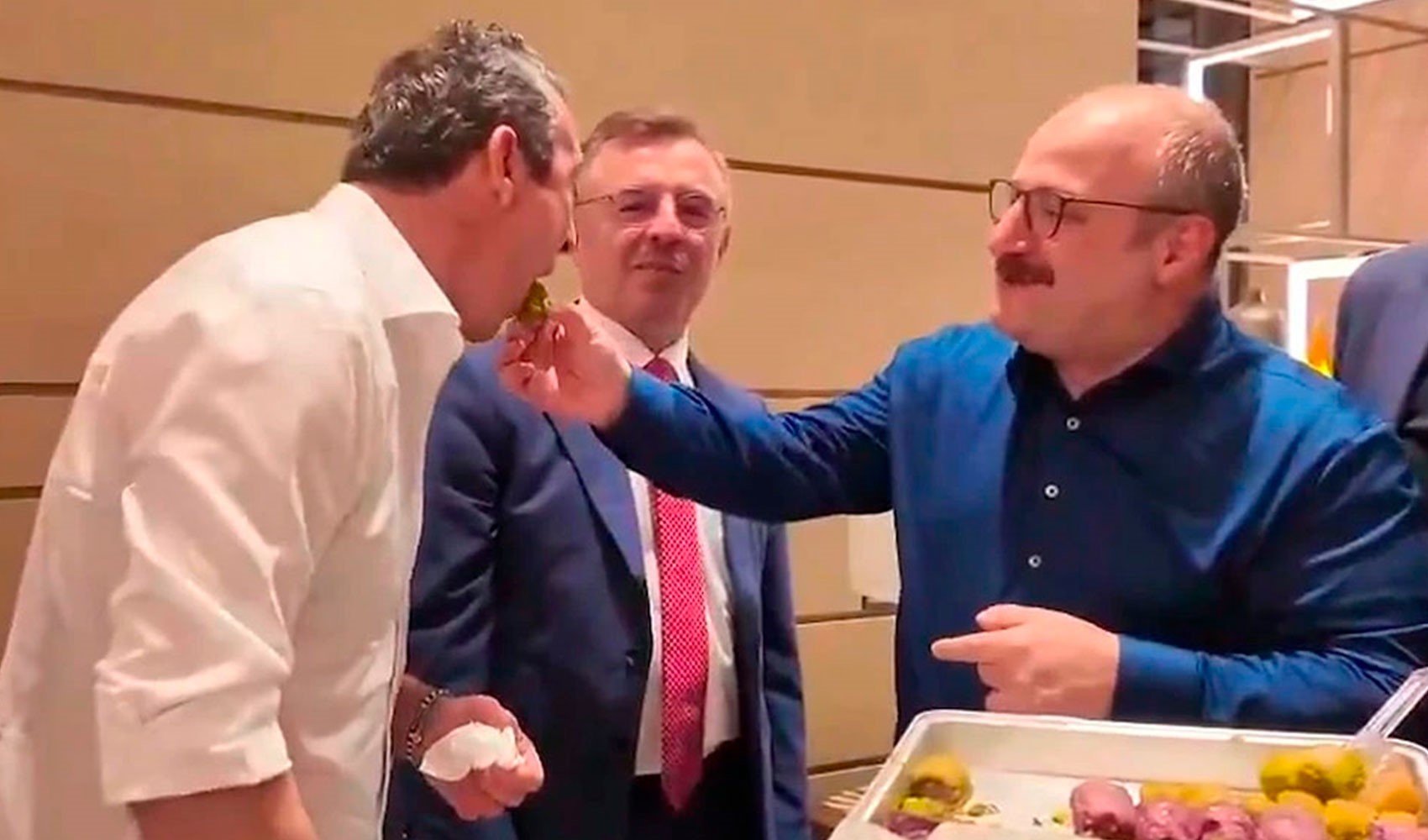 Varank'ın Koç'a baklava yedirdiği görüntülerle ilgili olay iddia! Varank'ın Koç'a baklava yedirdiği görüntülerle ilgili olay iddia!