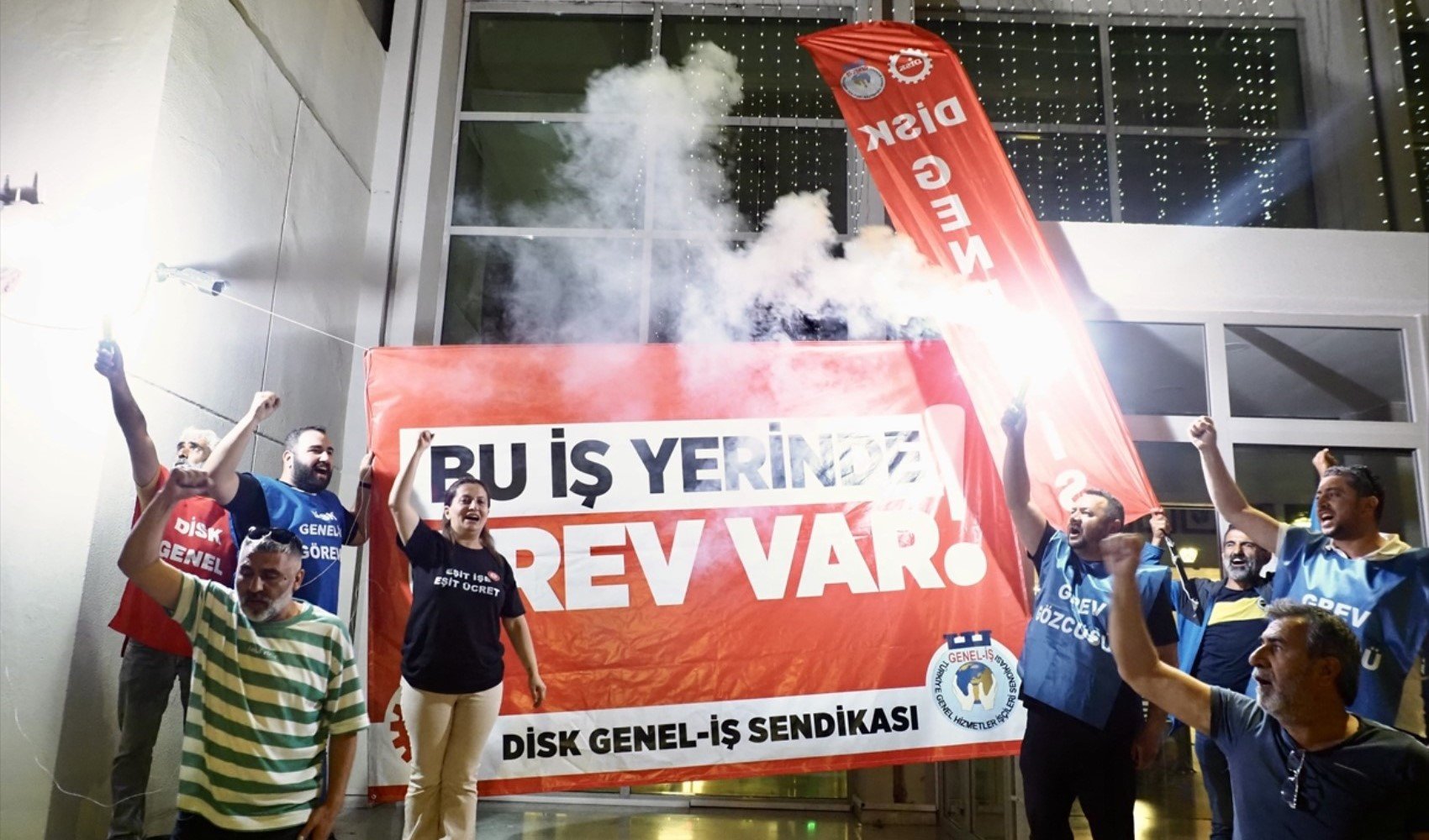 İzmir'de 23 bin işçi grevde! Ulaşım felç oldu: Cemil Tugay'dan açıklama geldi İzmir'de 23 bin işçi grevde! Ulaşım felç oldu: Cemil Tugay'dan açıklama geldi