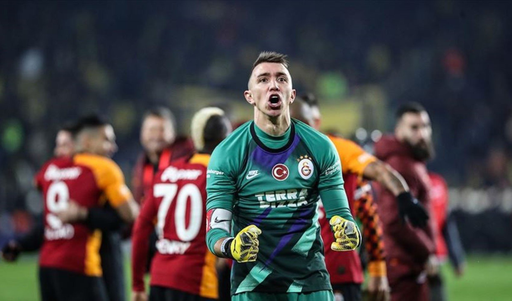 Galatasaray’da bir devir kapanıyor! Muslera gözyaşlarıyla vedalaştı Galatasaray’da bir devir kapanıyor! Muslera gözyaşlarıyla vedalaştı