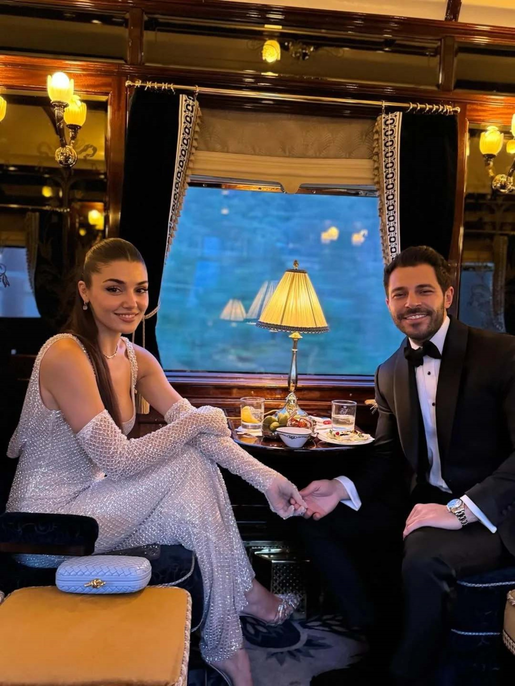 Hande Erçel ve Hakan Sabancı'nın romantik tren yolculuğu