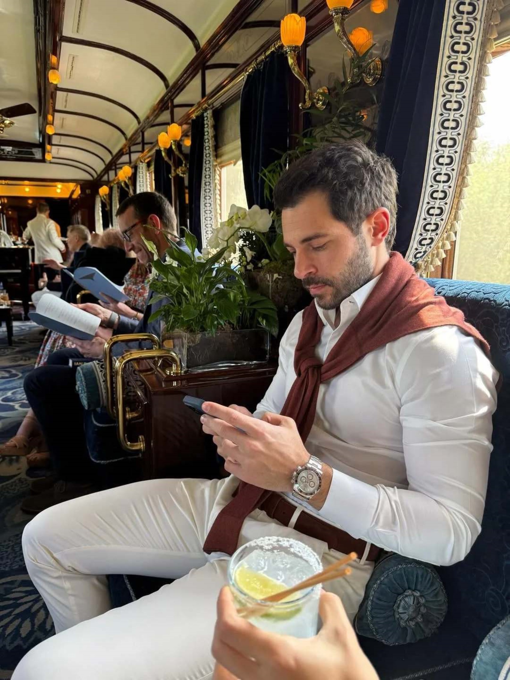 Hande Erçel ve Hakan Sabancı'nın romantik tren yolculuğu